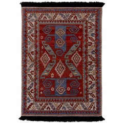 Rug & Kilim è un tappeto personalizzato in lana beige, rosso e blu in stile Kazak di Burano.