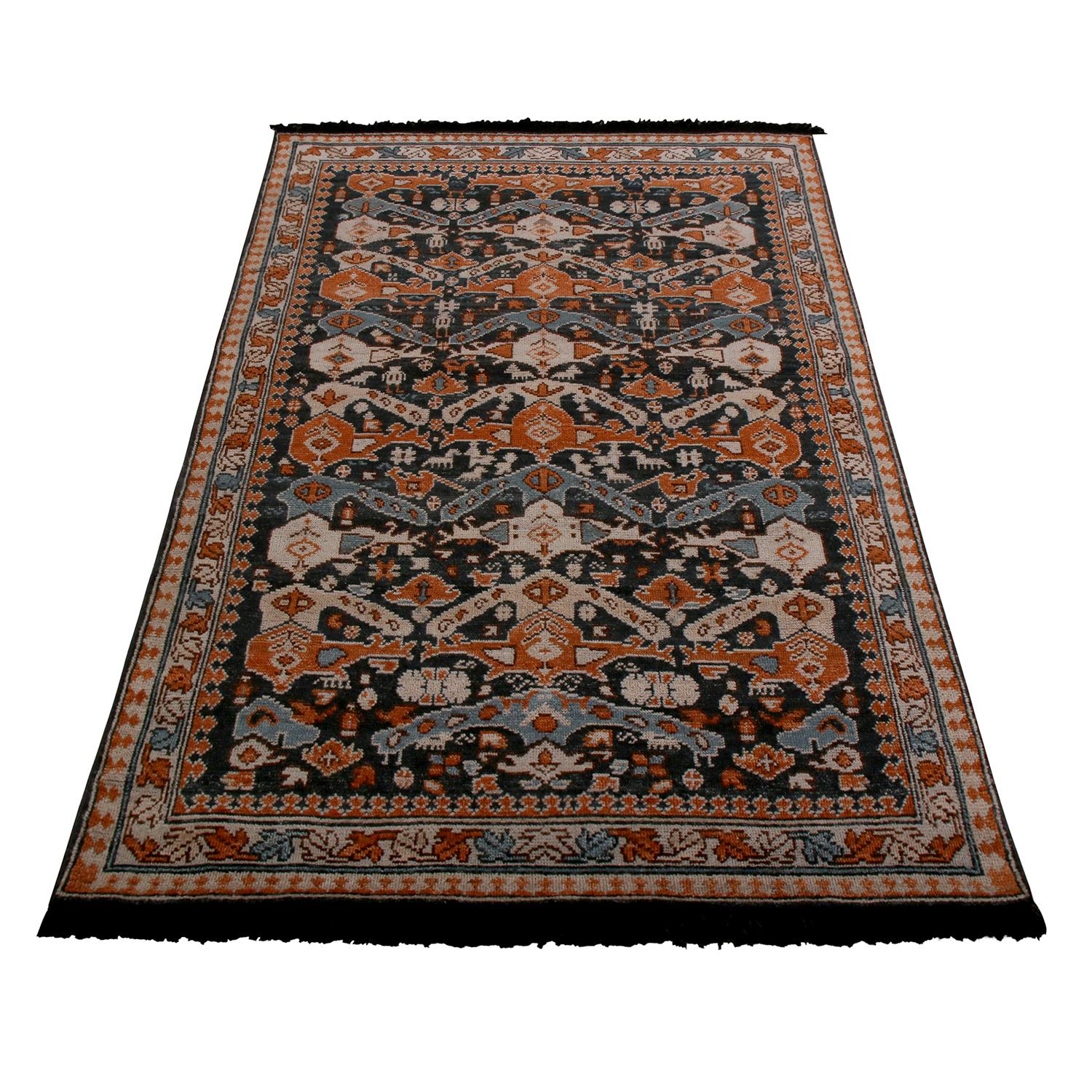 Anudada a mano en una lana Ghazni excepcionalmente suave con una mezcla única de hilos, esta alfombra personalizada de 4 x 6 procede de las últimas incorporaciones a la Colección Burano de Rug & Kilim, reputada por su método pionero de plasmar