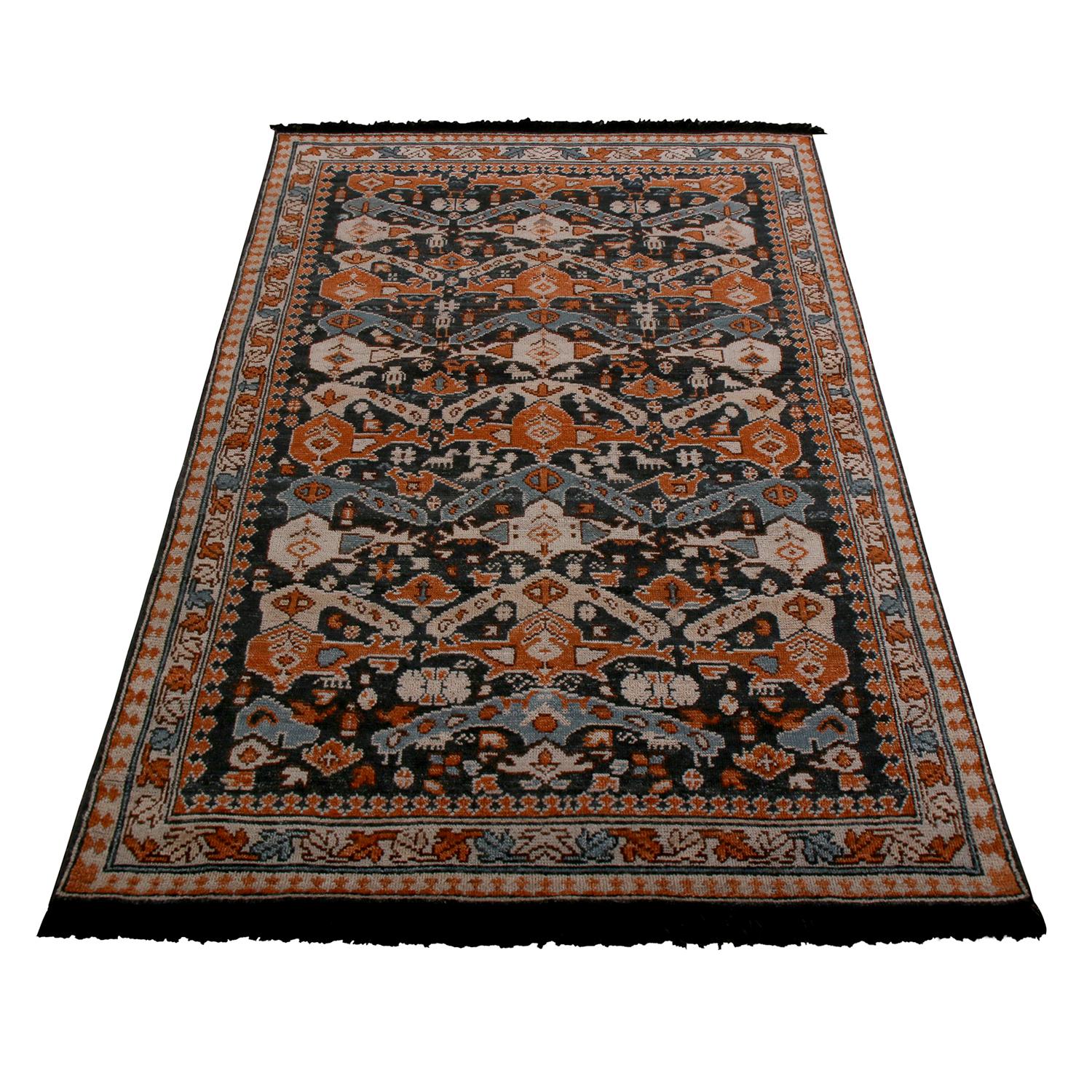 Noué à la main dans une laine Ghazni exceptionnellement douce avec un mélange unique de fils, ce tapis personnalisé 4 x 6 fait partie des derniers ajouts à la collection Burano de Rug & Kilim, réputée pour sa méthode pionnière consistant à capturer