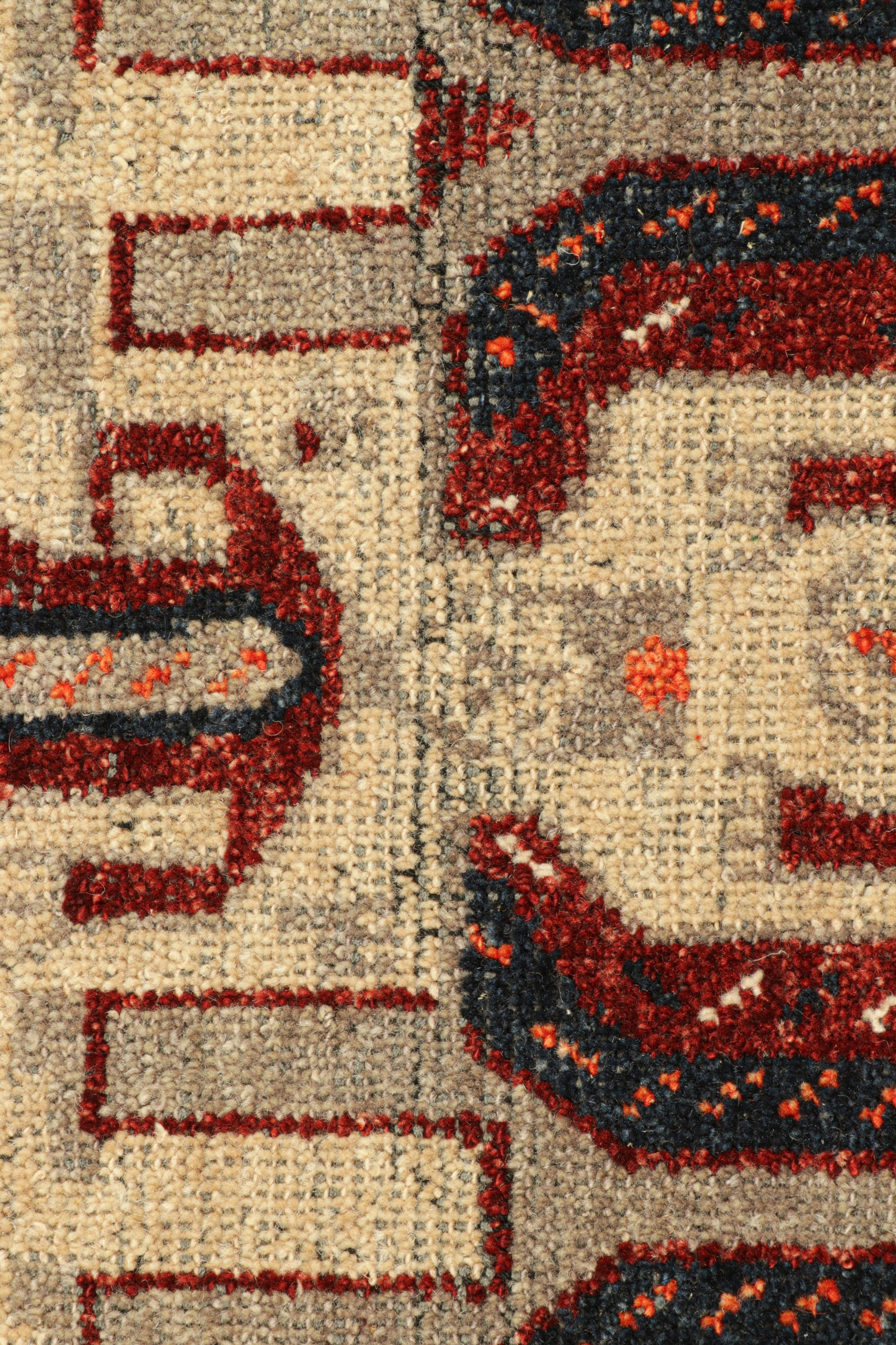 Burano-Teppich von Rug & Kilim in Beige mit menschlichen Darstellungen und Blumenmustern (Stammeskunst) im Angebot