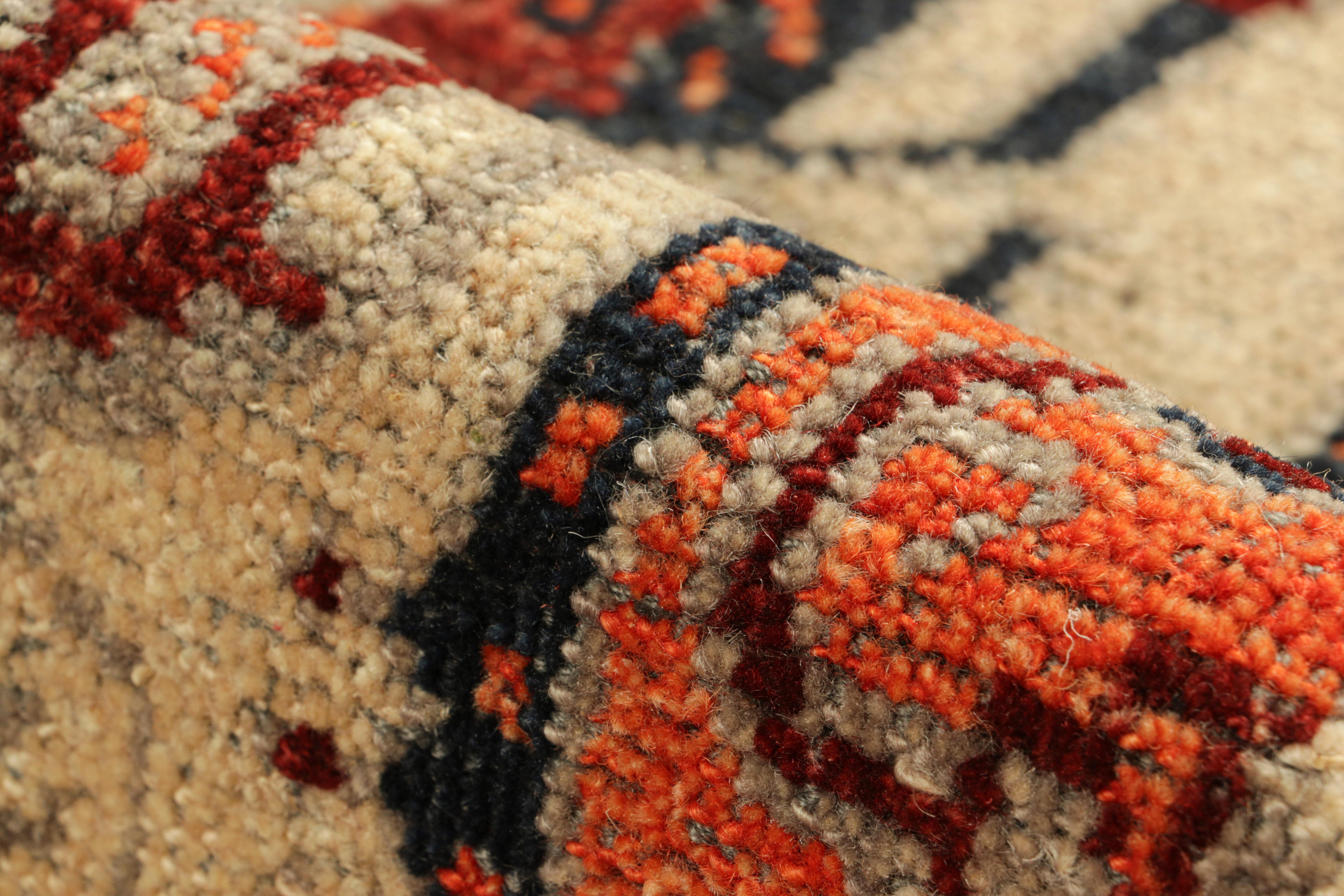 Lana Tappeto Burano di Rug & Kilim in beige con pitture umane e motivi floreali in vendita