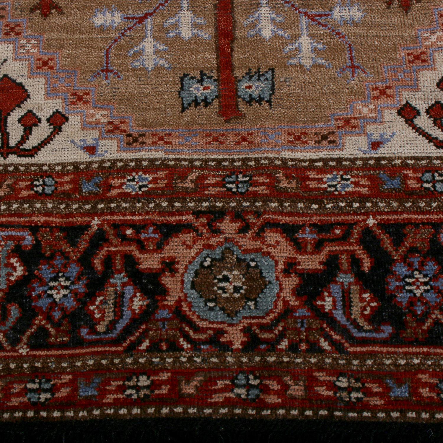 Indiano Rug & Kilim è un tappeto persiano personalizzato in stile Burano, beige, rosso e blu. in vendita