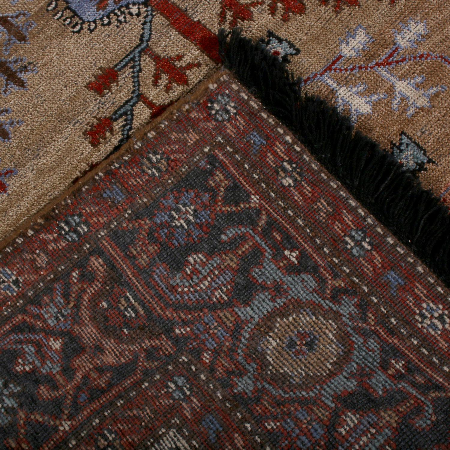 Annodato a mano Rug & Kilim è un tappeto persiano personalizzato in stile Burano, beige, rosso e blu. in vendita