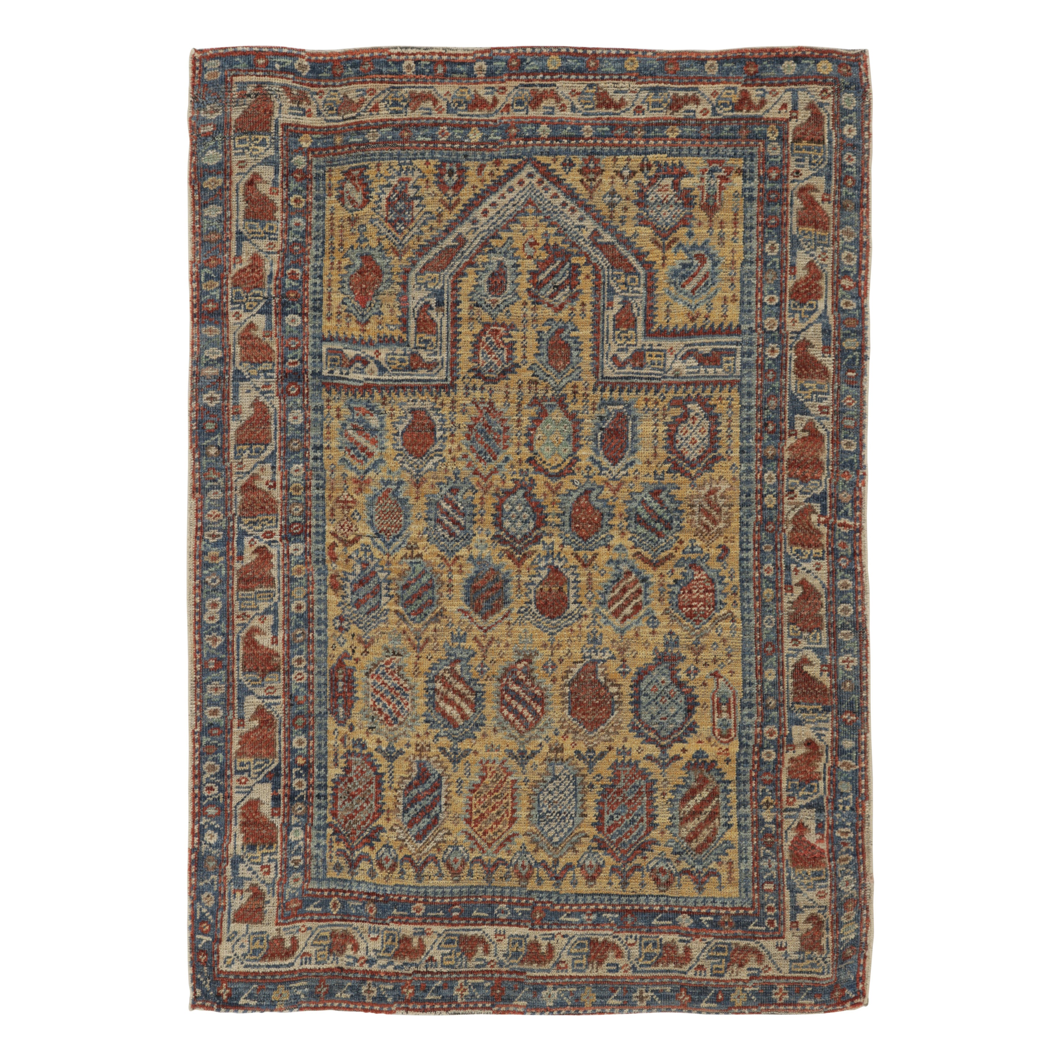 Alfombra de inspiración caucásica de Rug 
Kilim con motivos de cachemir dorado y óxido en venta