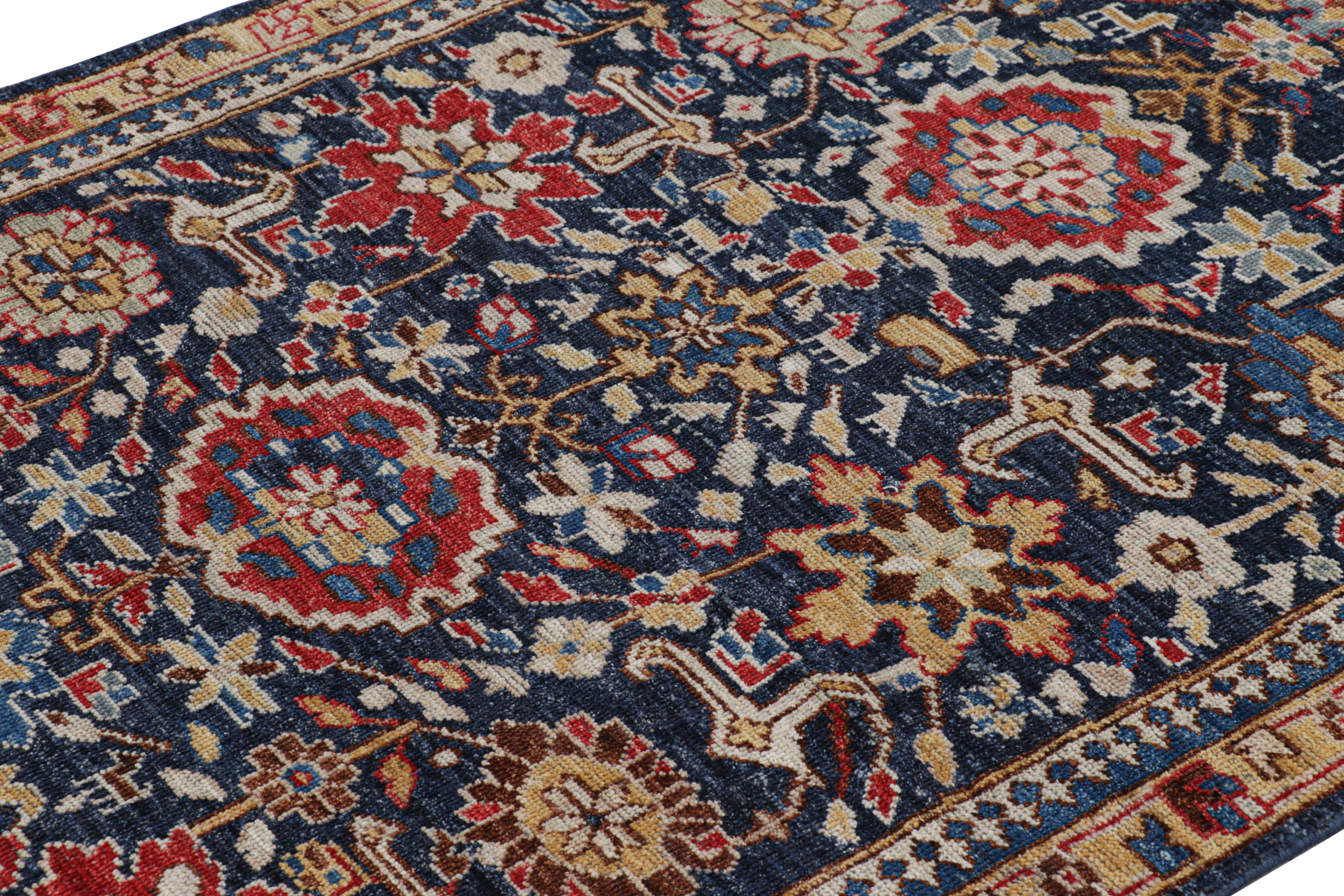 Annodato a mano in una speciale miscela di lana di Ghazni, questo tappeto 4x6 della collezione personalizzata e classica Burano di Rug & Kilim si ispira al design dei tappeti antichi caucasici della metà del XIX secolo, in particolare a quelli di