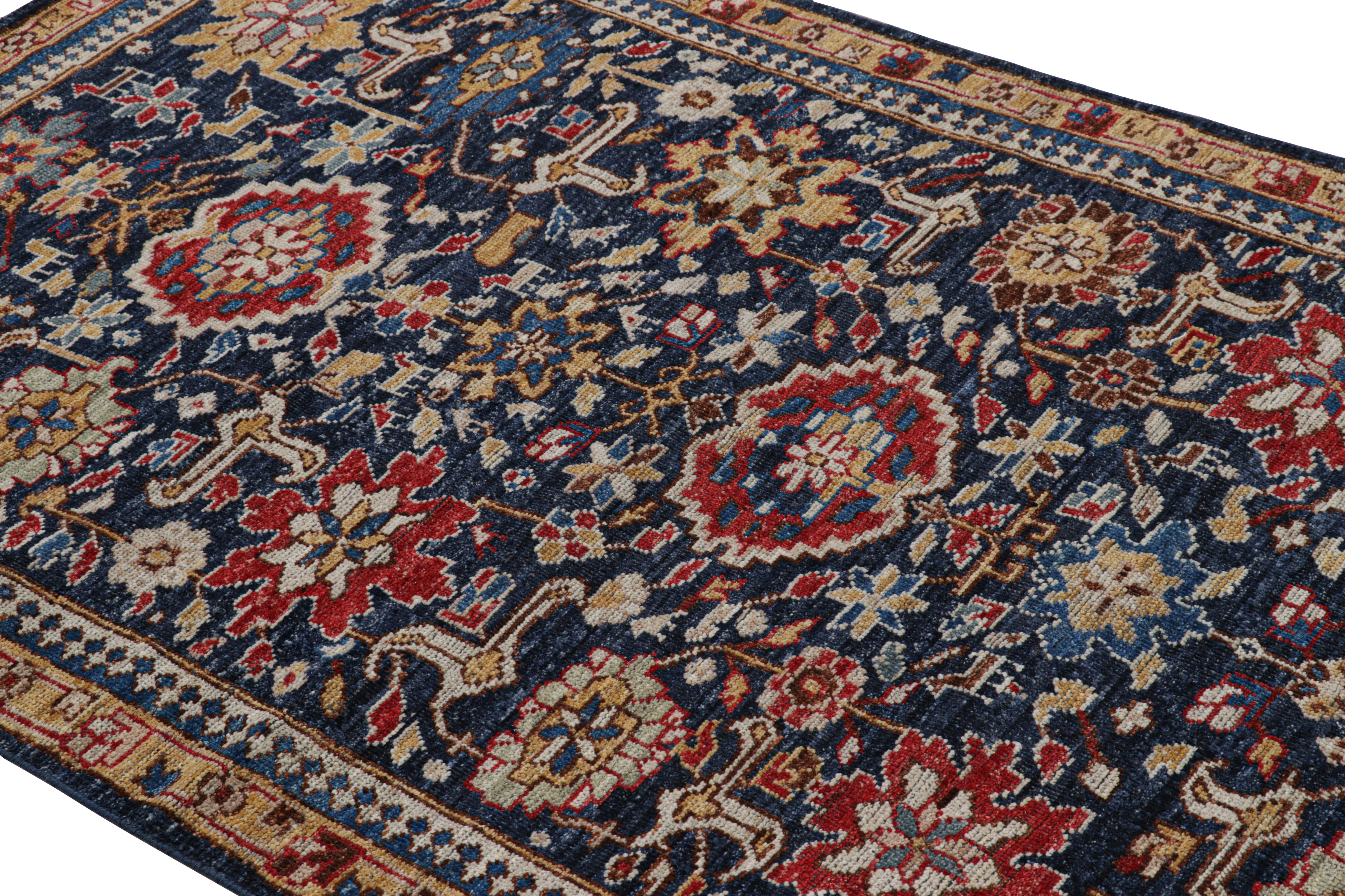 Noué à la main dans un mélange spécial de laine de Ghazni, ce tapis 4x6 de la collection classique Burano de Rug & Kilim s'inspire des tapis caucasiens anciens du milieu du XIXe siècle, en particulier ceux de provenance Kuba, avec des motifs floraux