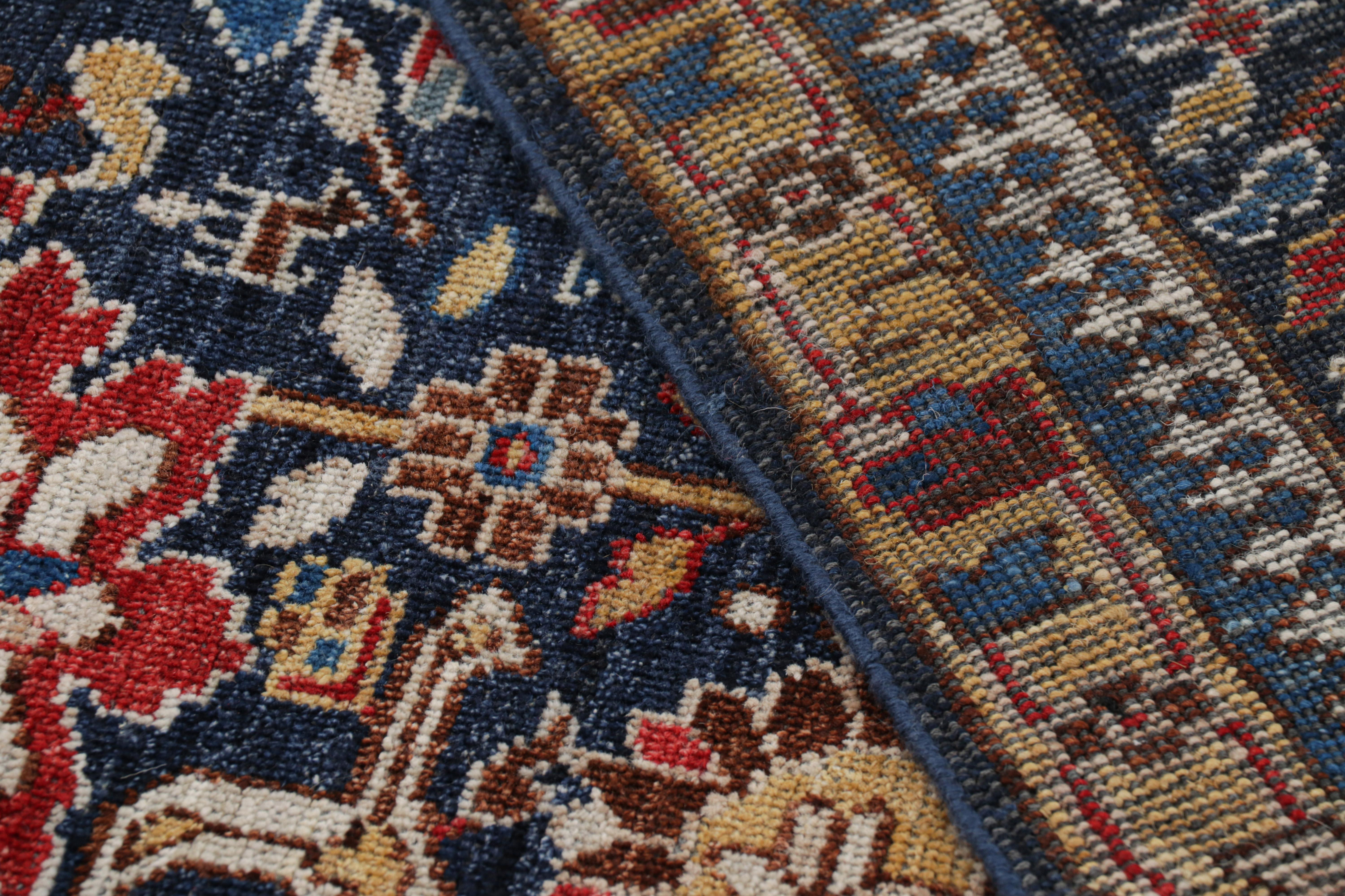 Lana Rug & Kilim è un tappeto in stile Kuba caucasico in blu con motivi pittorici e floreali in vendita