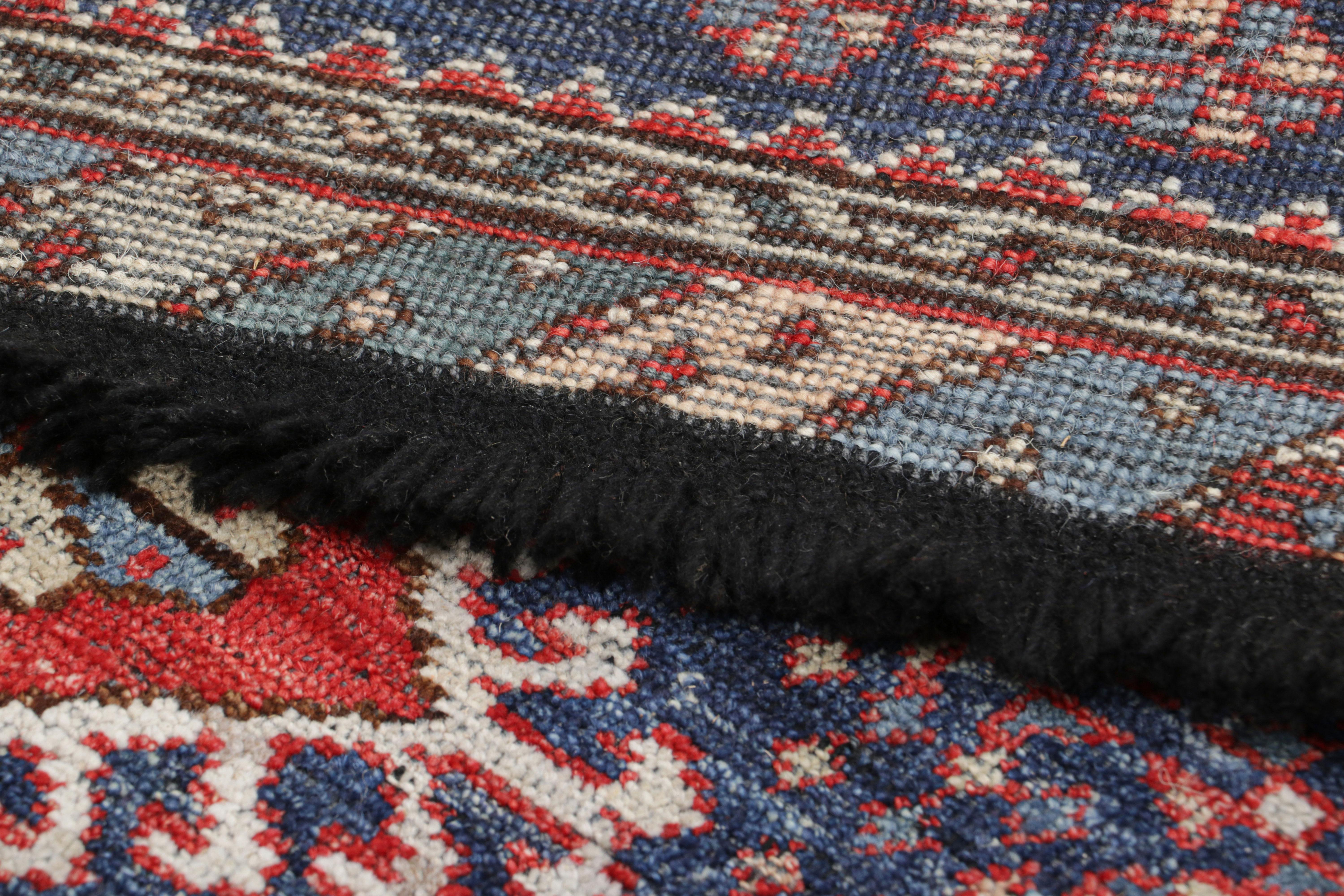 Realizzato in lana annodata a mano, questo tappeto 2x3 in formato regalo è un'entusiasmante novità della classica collezione Burano di Rug & Kilim ed è ispirato agli stili di tappeti tribali più iconici della storia.

Sul design: 

Si ispira in