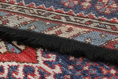 Rug & Kilim è un tappeto caucasico in stile Kuba in oro, rosso e blu con motivi geometrici.