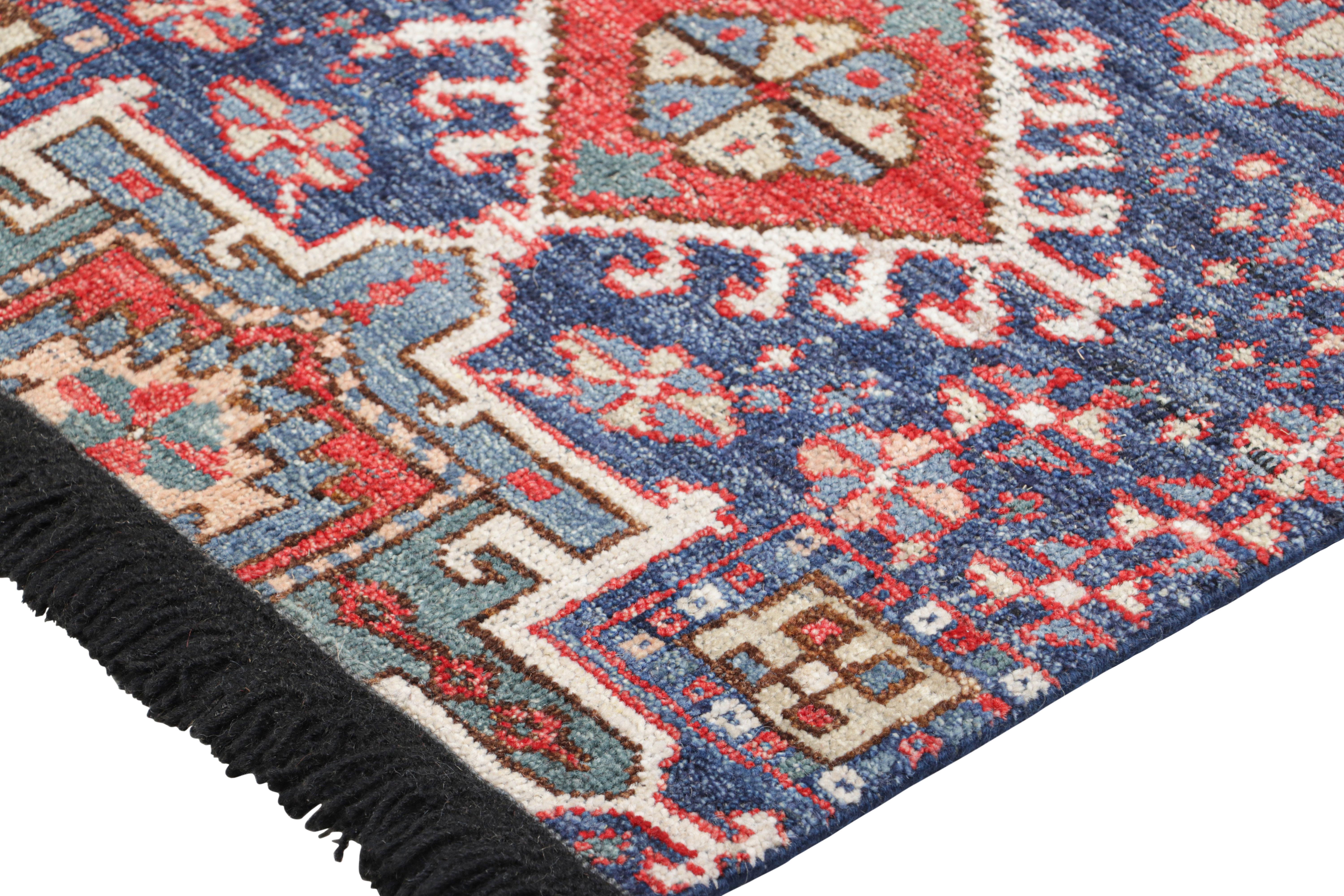 Moderno Rug & Kilim è un tappeto caucasico in stile Kuba in oro, rosso e blu con motivi geometrici. in vendita