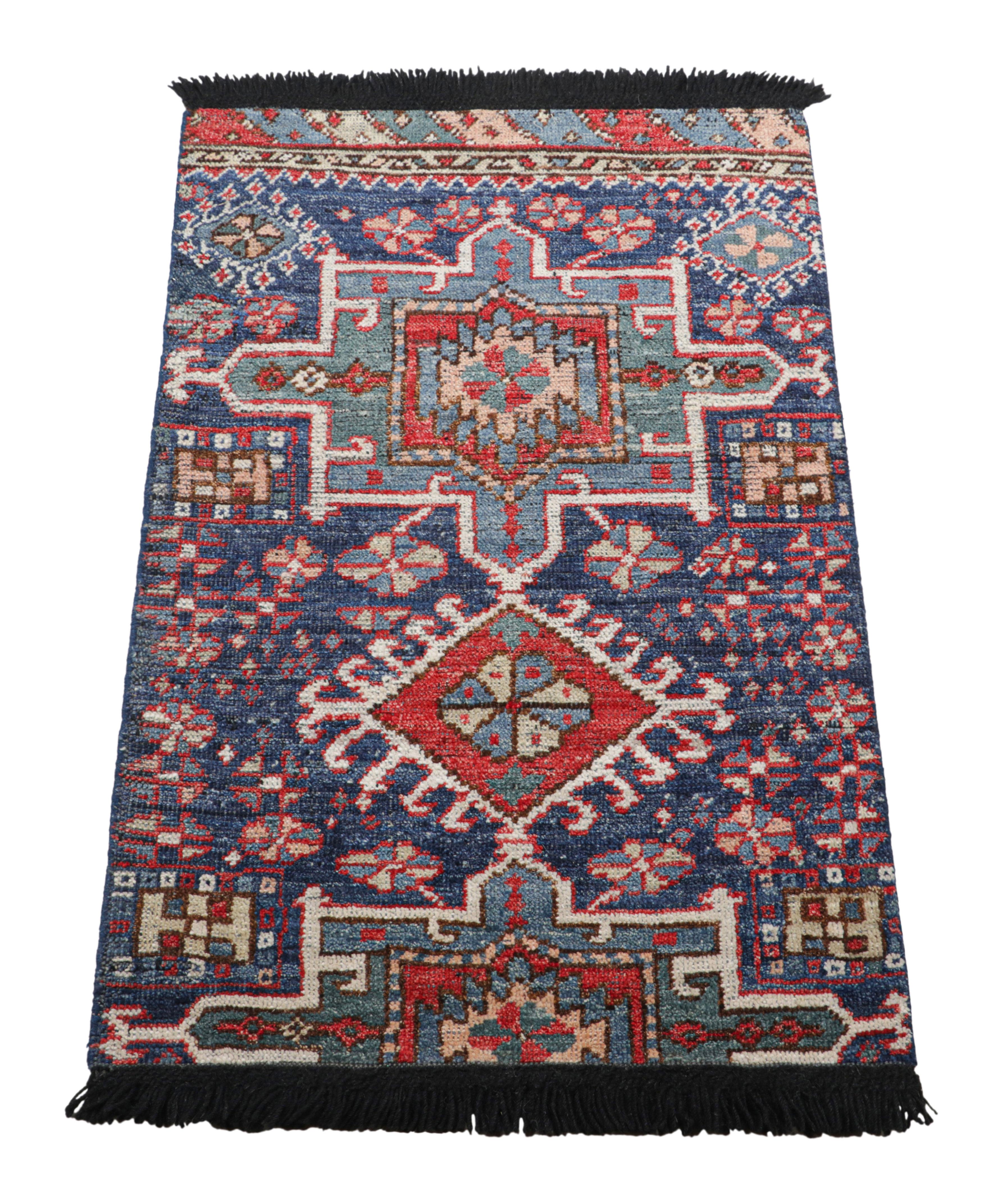 Indiano Rug & Kilim è un tappeto caucasico in stile Kuba in oro, rosso e blu con motivi geometrici. in vendita