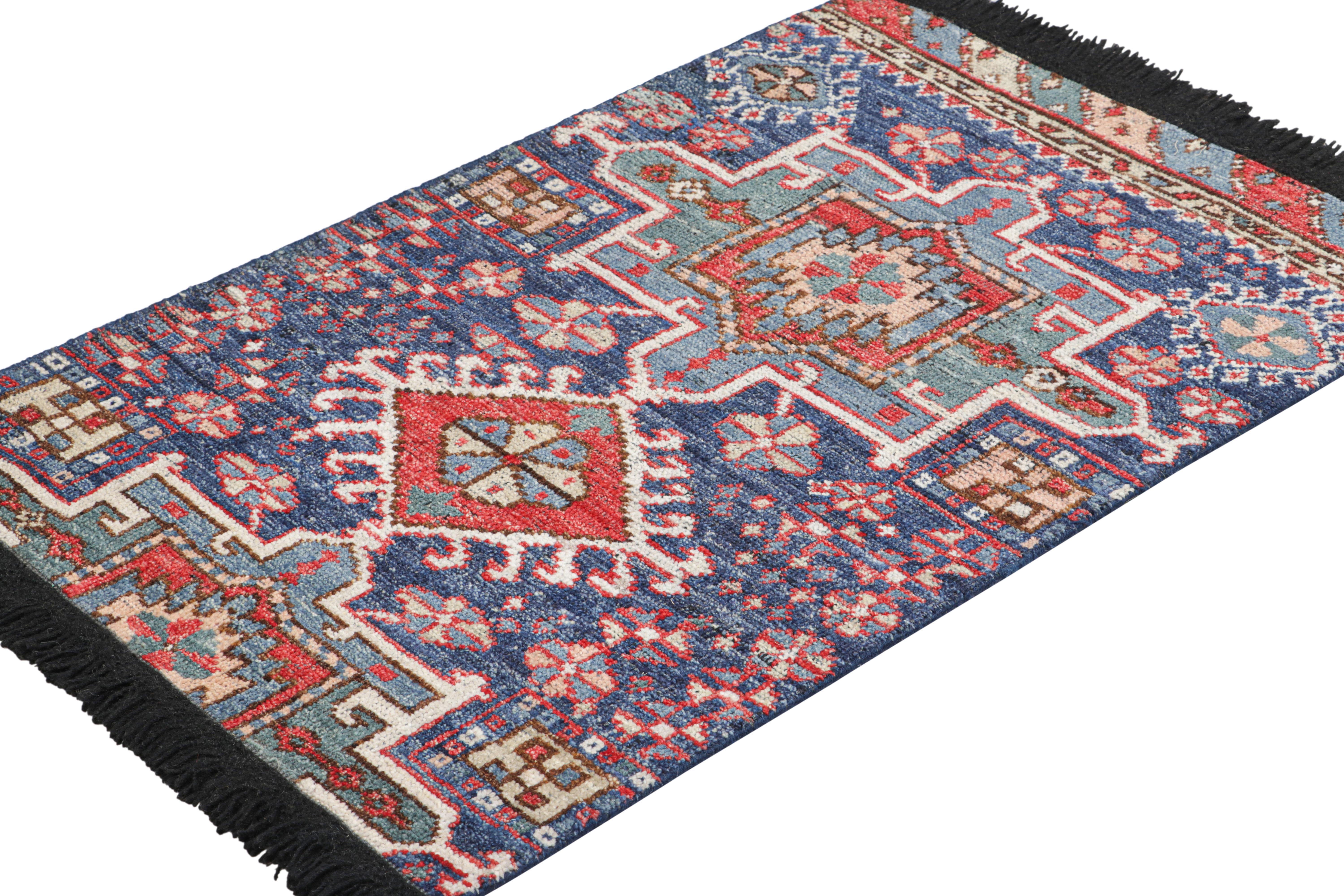Annodato a mano Rug & Kilim è un tappeto caucasico in stile Kuba in oro, rosso e blu con motivi geometrici. in vendita
