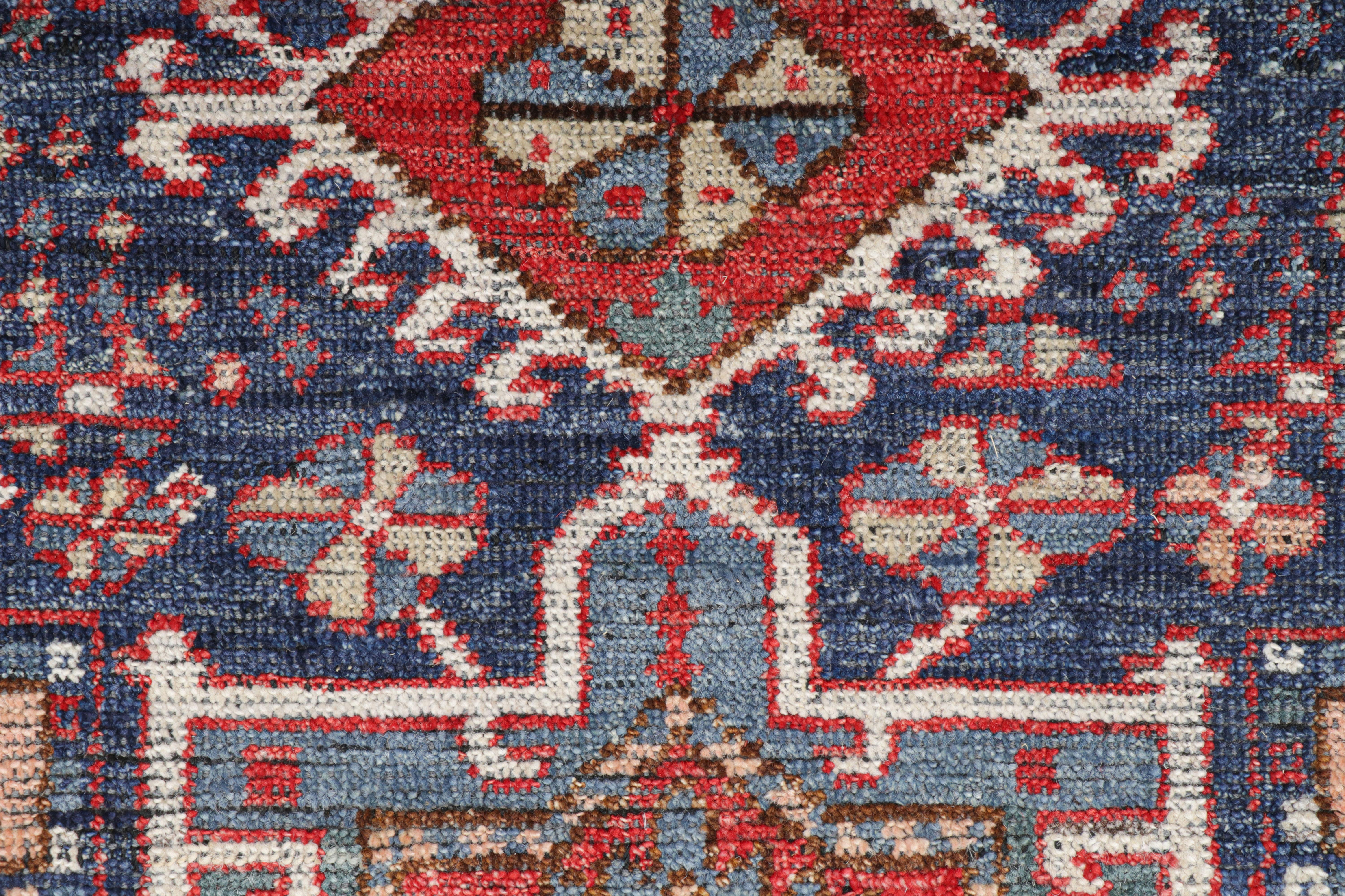 Rug & Kilim è un tappeto caucasico in stile Kuba in oro, rosso e blu con motivi geometrici. In condizioni Nuovo in vendita a Long Island City, NY