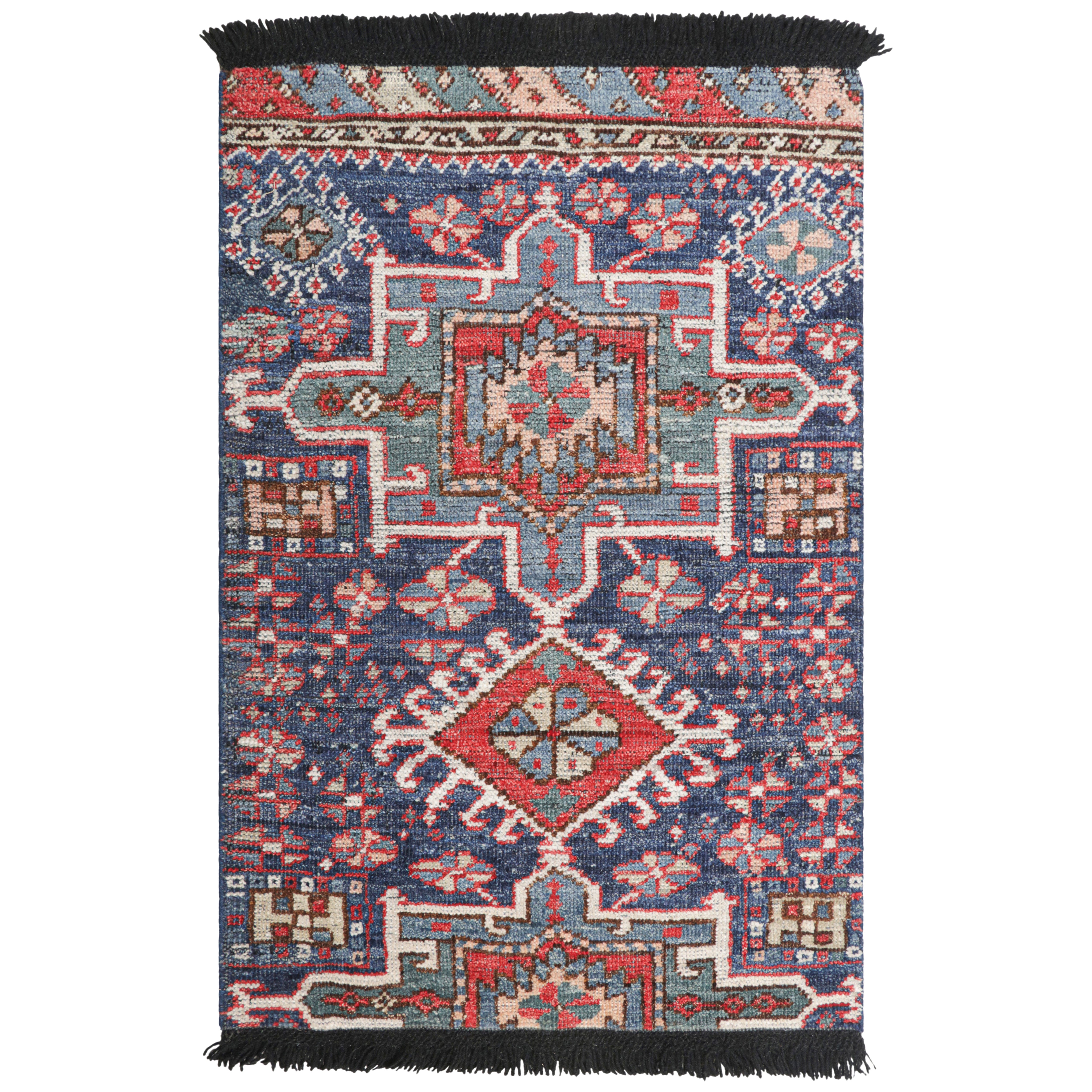 Rug & Kilim è un tappeto caucasico in stile Kuba in oro, rosso e blu con motivi geometrici.