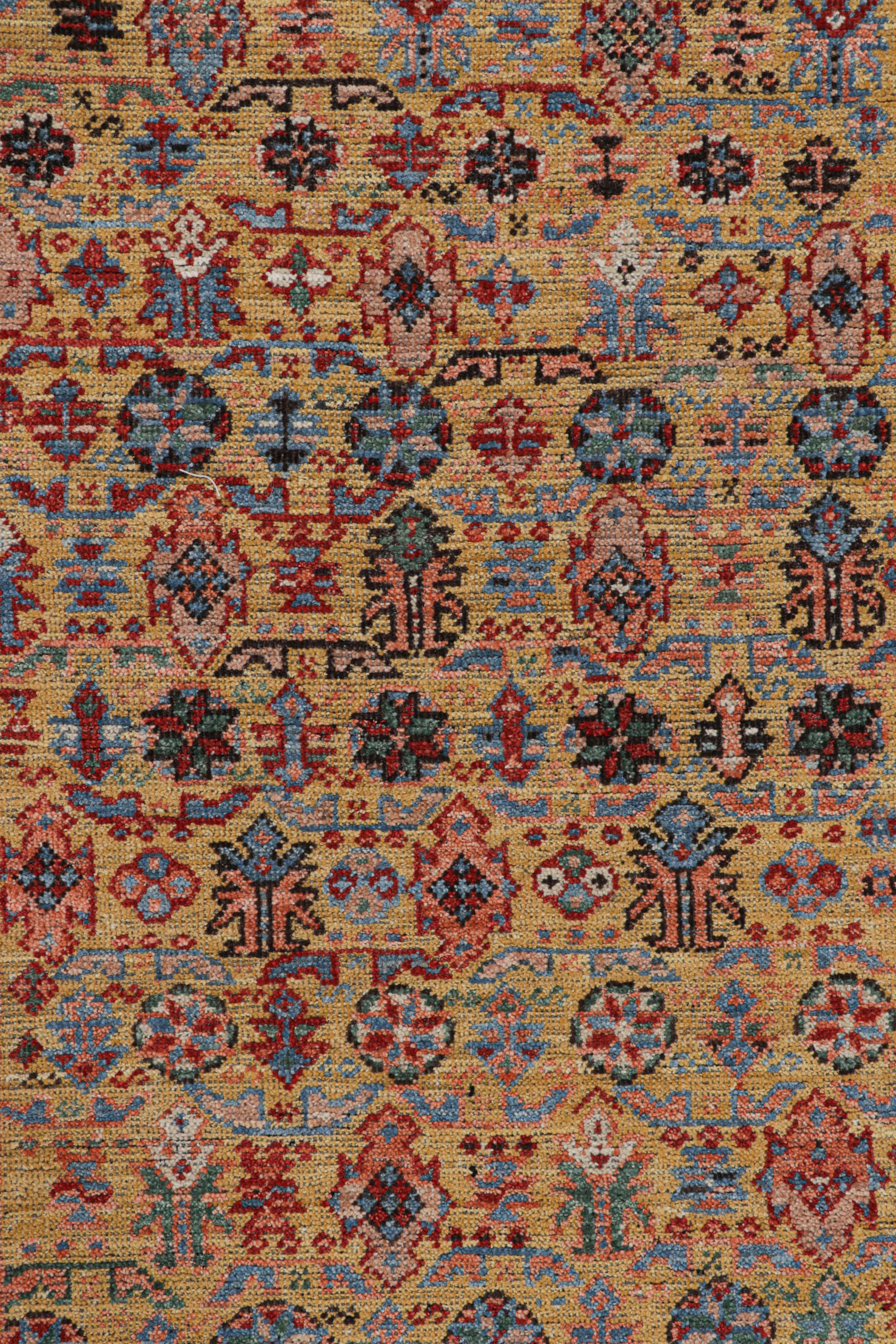 Indiano Rug & Kilim è un tappeto caucasico in stile Kuba, color oro e con motivi geometrici e floreali. in vendita