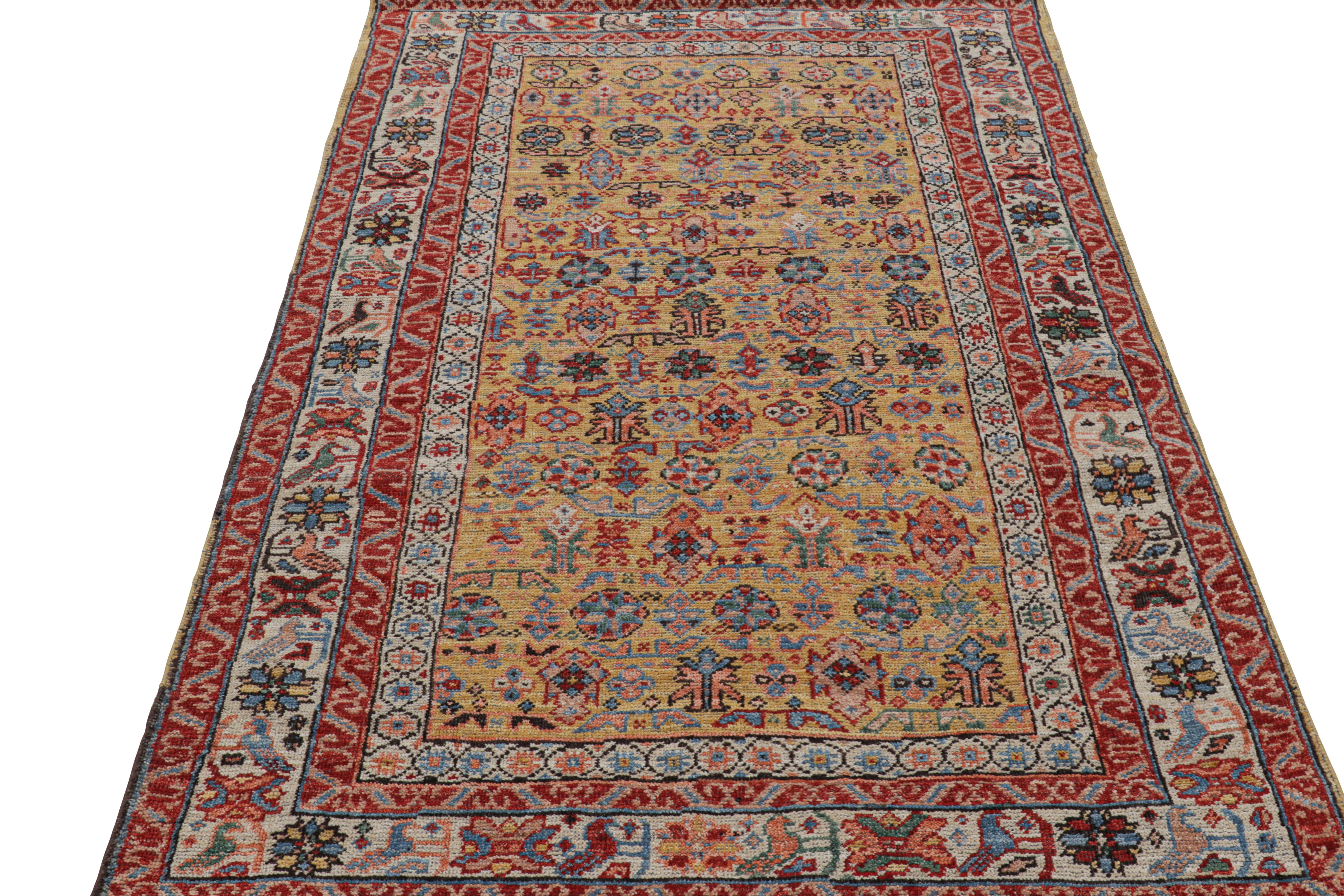 Annodato a mano Rug & Kilim è un tappeto caucasico in stile Kuba, color oro e con motivi geometrici e floreali. in vendita