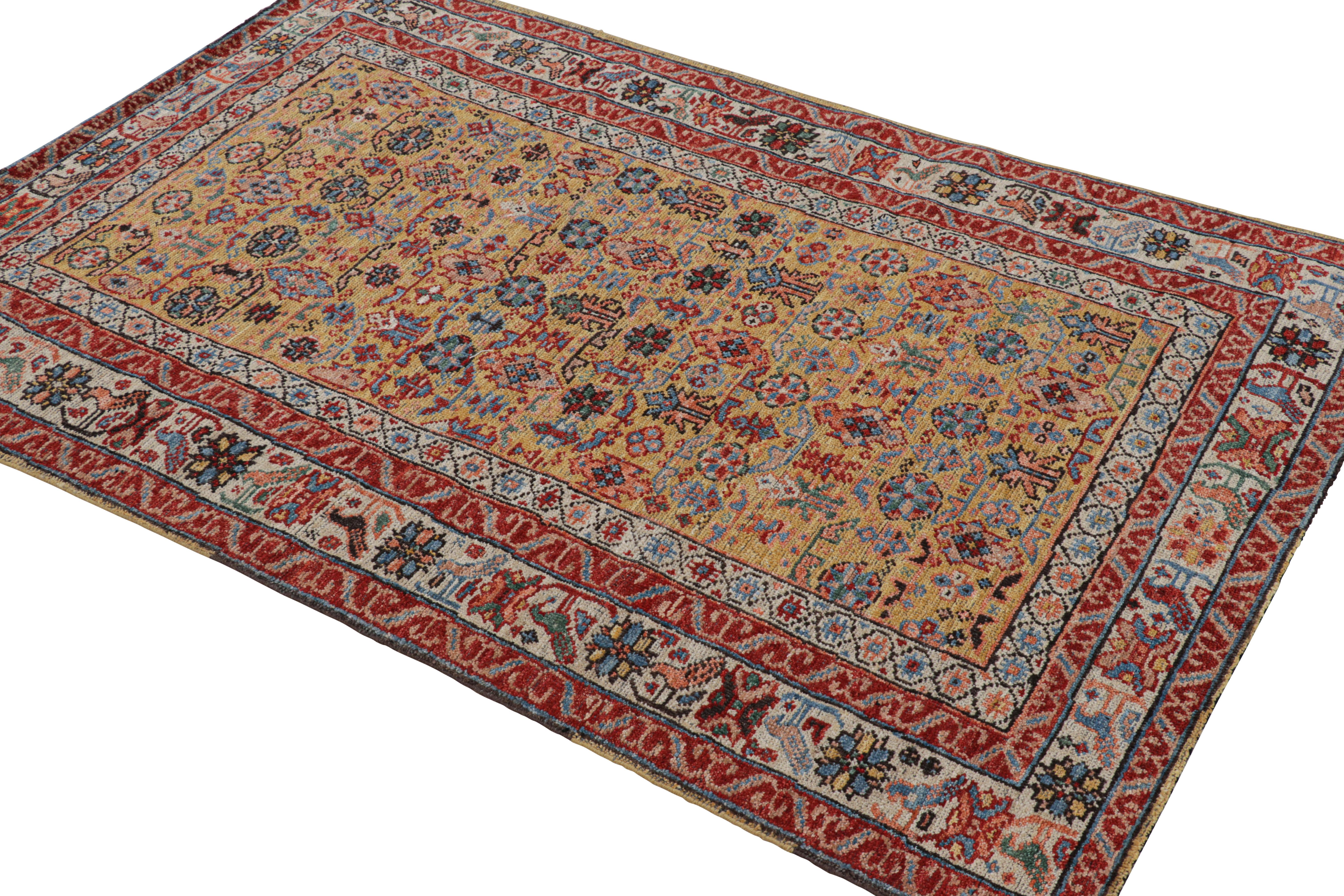 Rug & Kilim è un tappeto caucasico in stile Kuba, color oro e con motivi geometrici e floreali. In condizioni Nuovo in vendita a Long Island City, NY