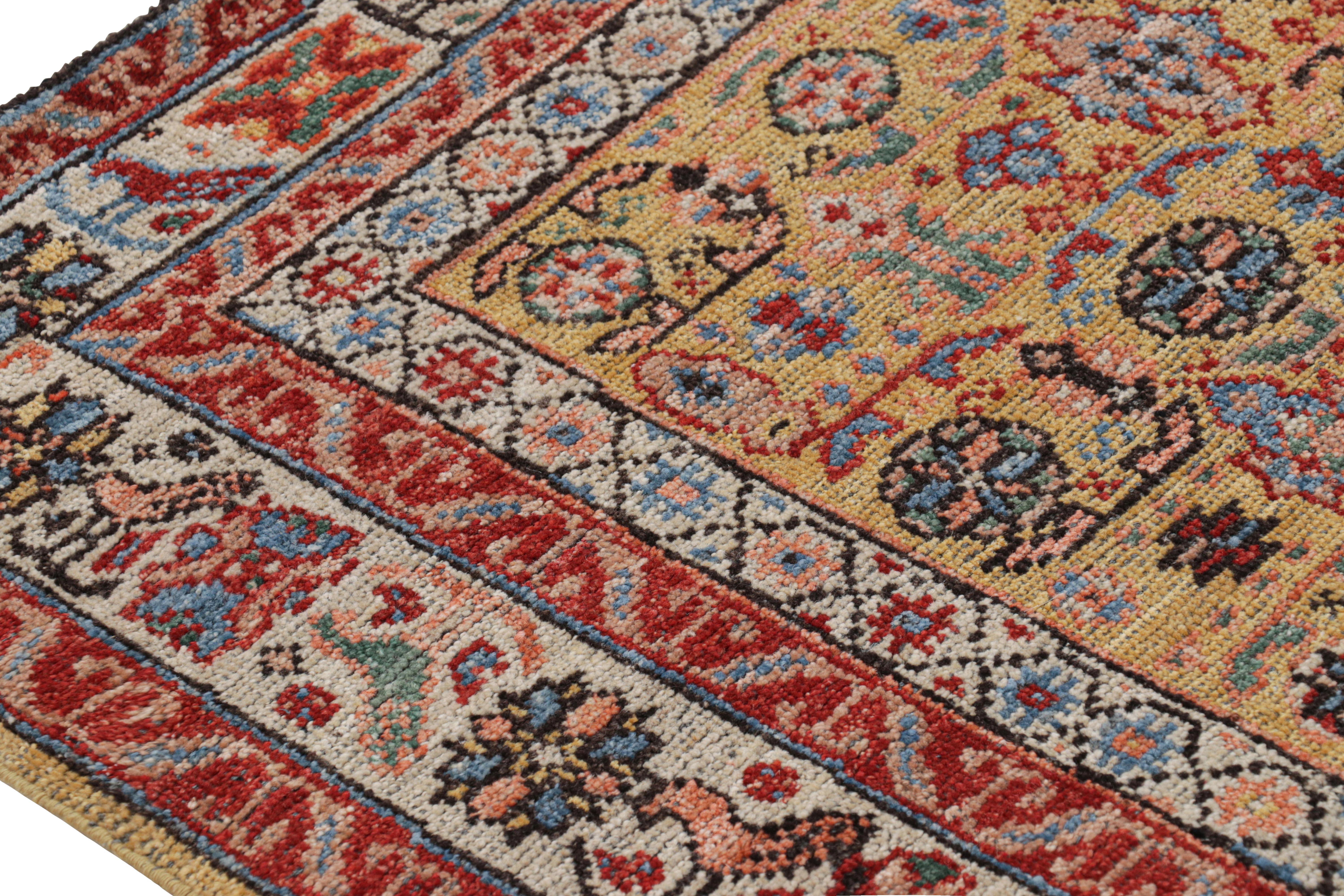 XXI secolo e contemporaneo Rug & Kilim è un tappeto caucasico in stile Kuba, color oro e con motivi geometrici e floreali. in vendita