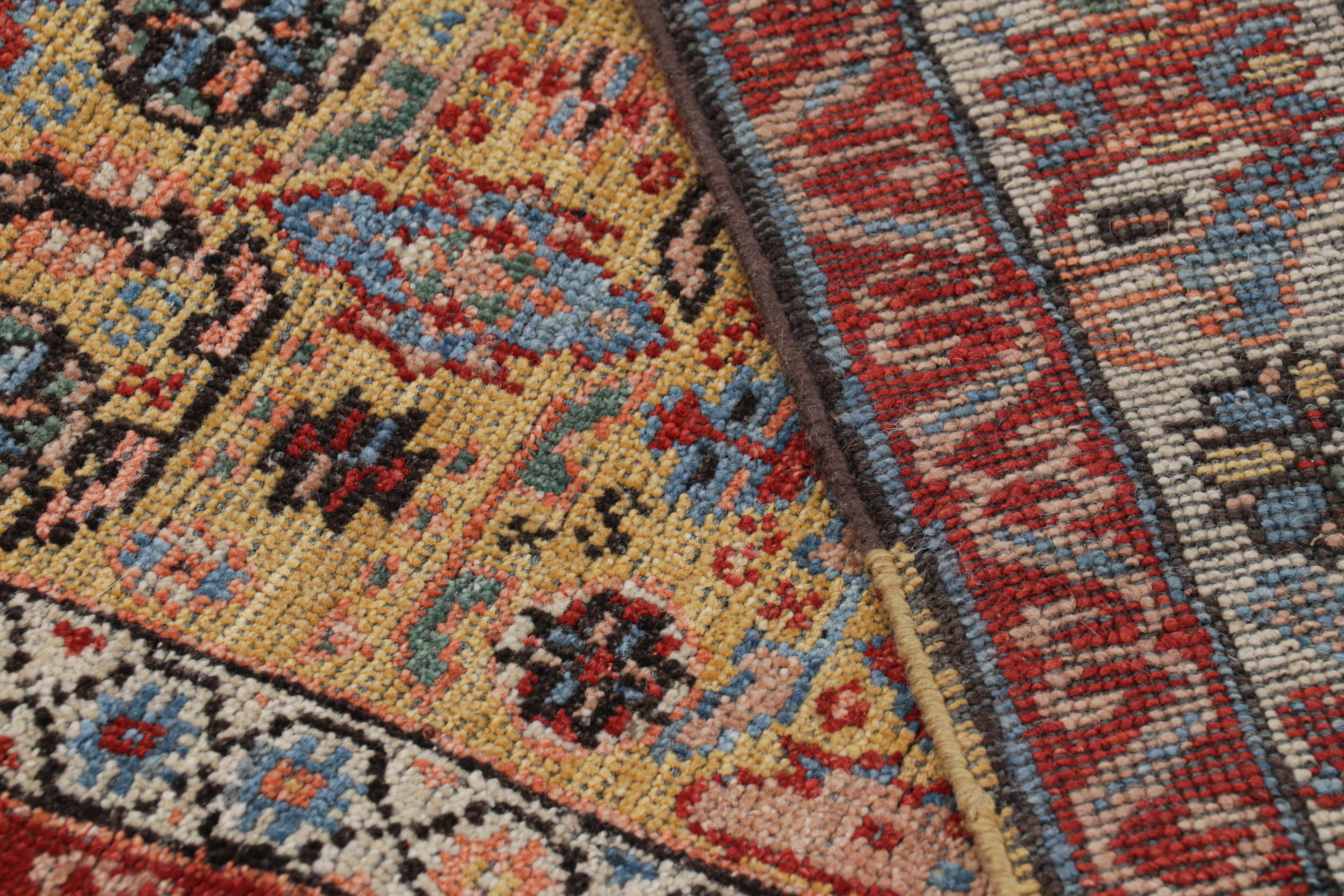 Lana Rug & Kilim è un tappeto caucasico in stile Kuba, color oro e con motivi geometrici e floreali. in vendita