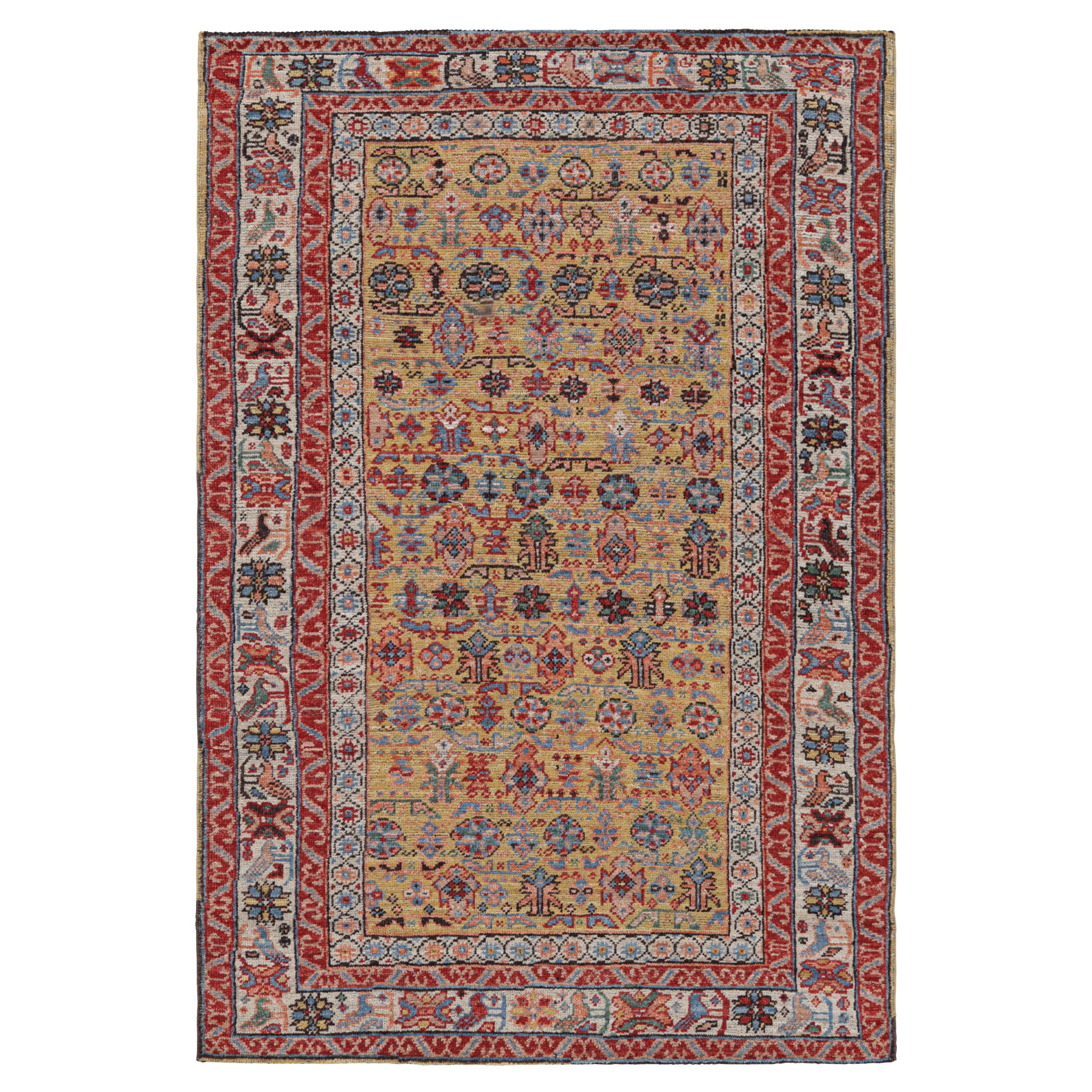 Rug & Kilim è un tappeto caucasico in stile Kuba, color oro e con motivi geometrici e floreali.