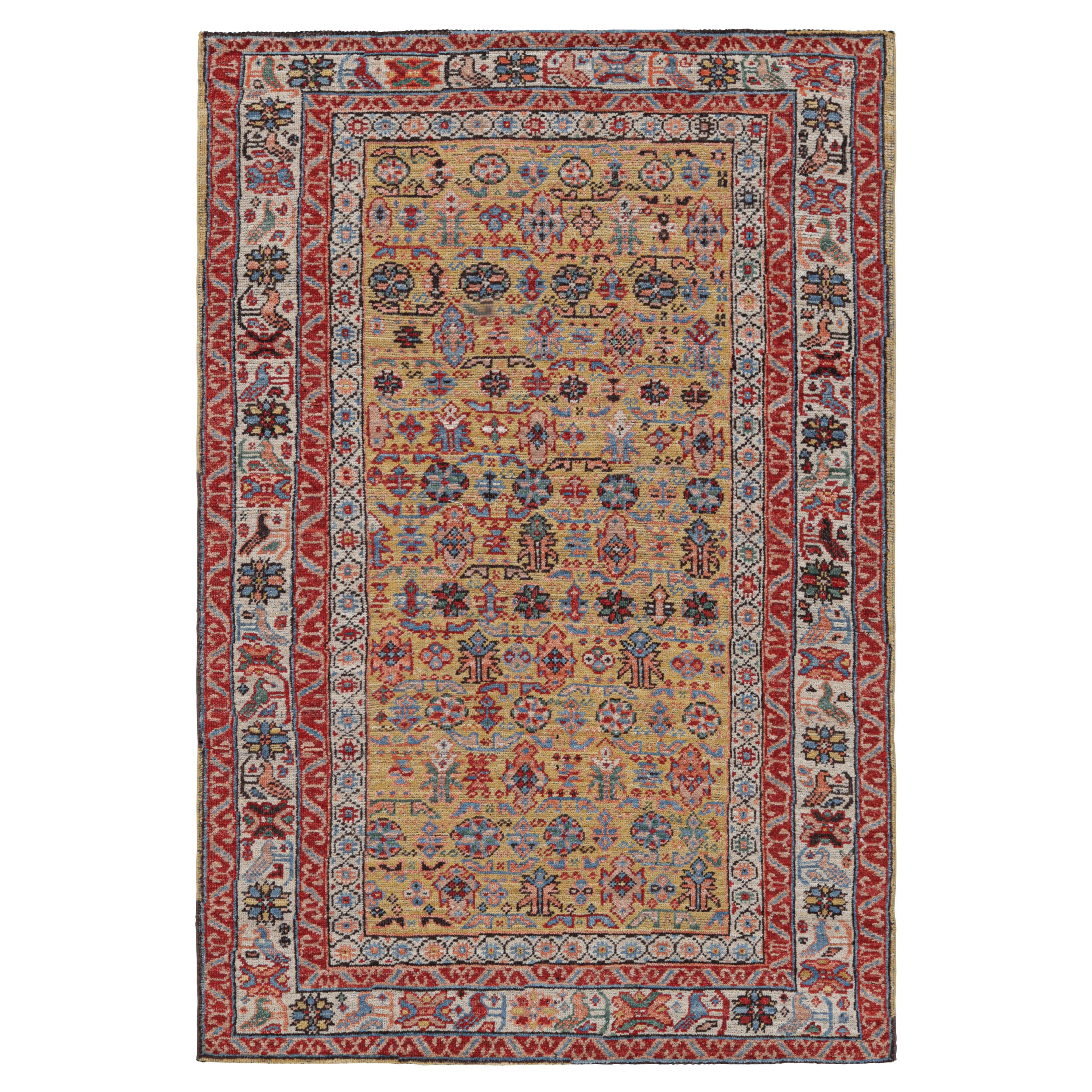Alfombra estilo Kuba caucásica de Rug & Kilim en dorado con motivos geométrico-florales