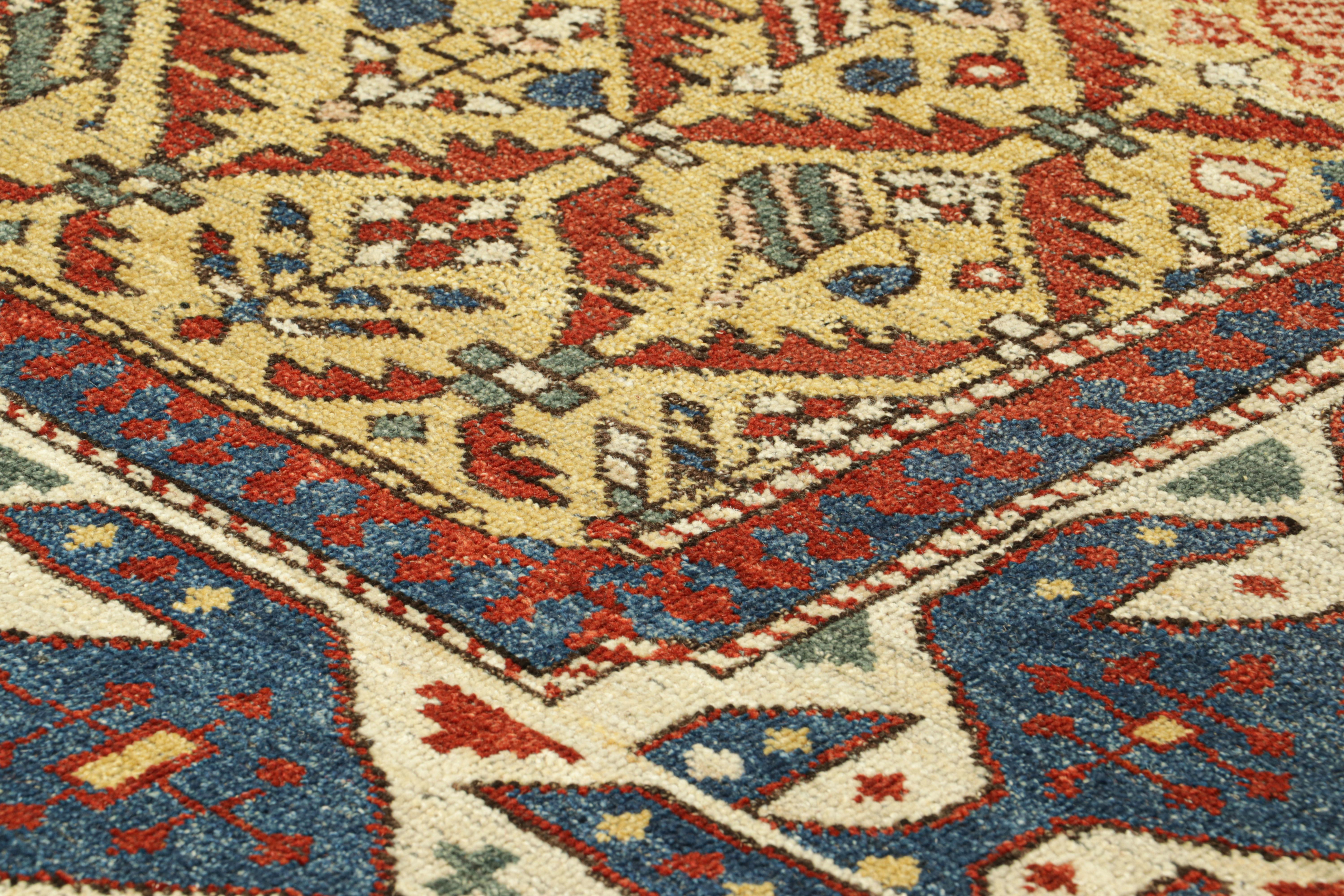 Dieser handgeknüpfte Teppich (4x6) aus einer speziellen Mischung von Ghazni-Wolle aus der klassischen Burano Collection'S von Rug & Kilim ist von antiken kaukasischen Teppichen inspiriert - insbesondere von Kuba-Teppichen, die für ihre geometrischen