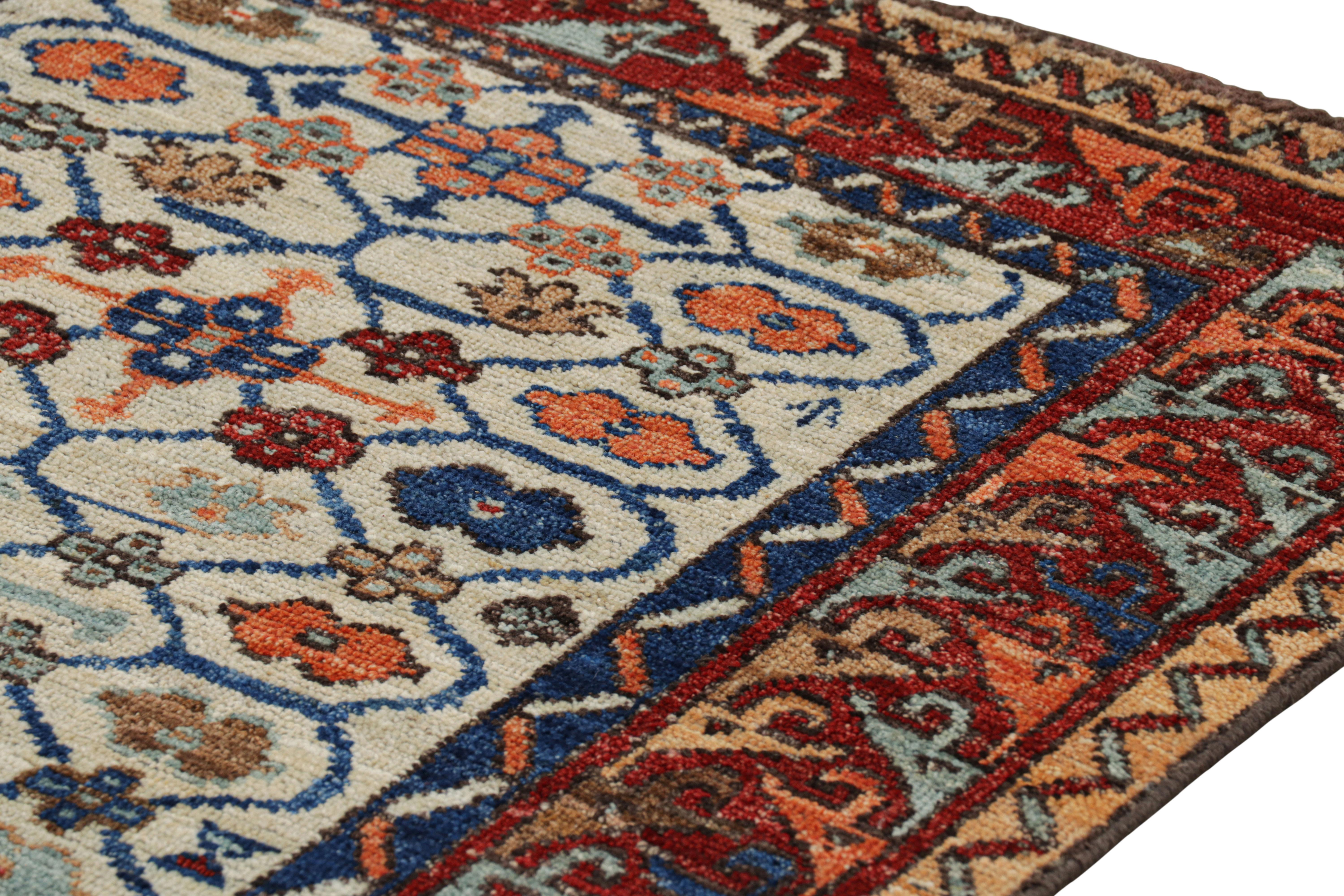 Moderno Rug & Kilim è un tappeto da corsa caucasico in stile Kazako Moghan con motivi floreali in vendita