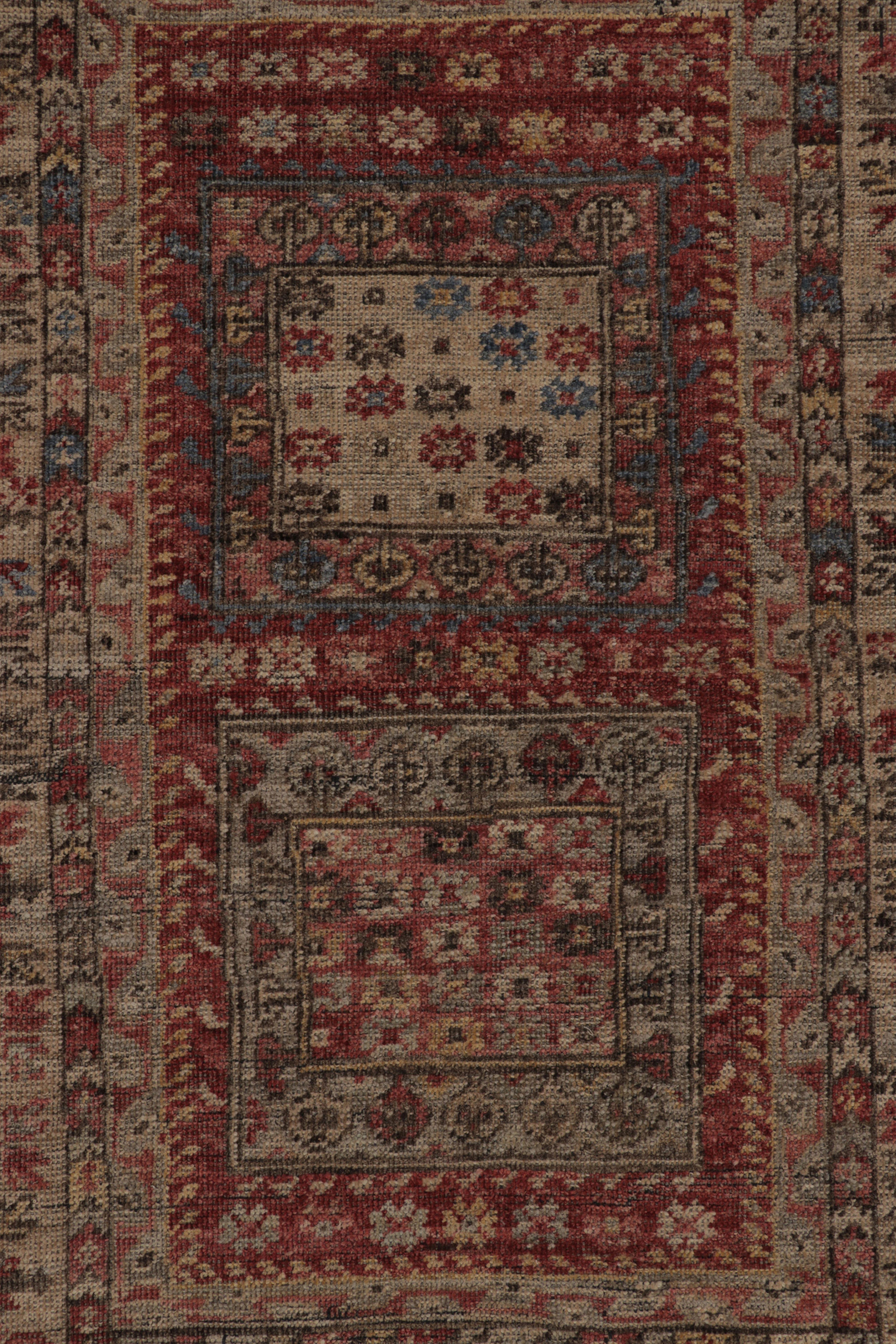 Rug & Kilim's kaukasischer, von Shrivan inspirierter Teppich mit reichen geometrischen Mustern (Handgeknüpft) im Angebot