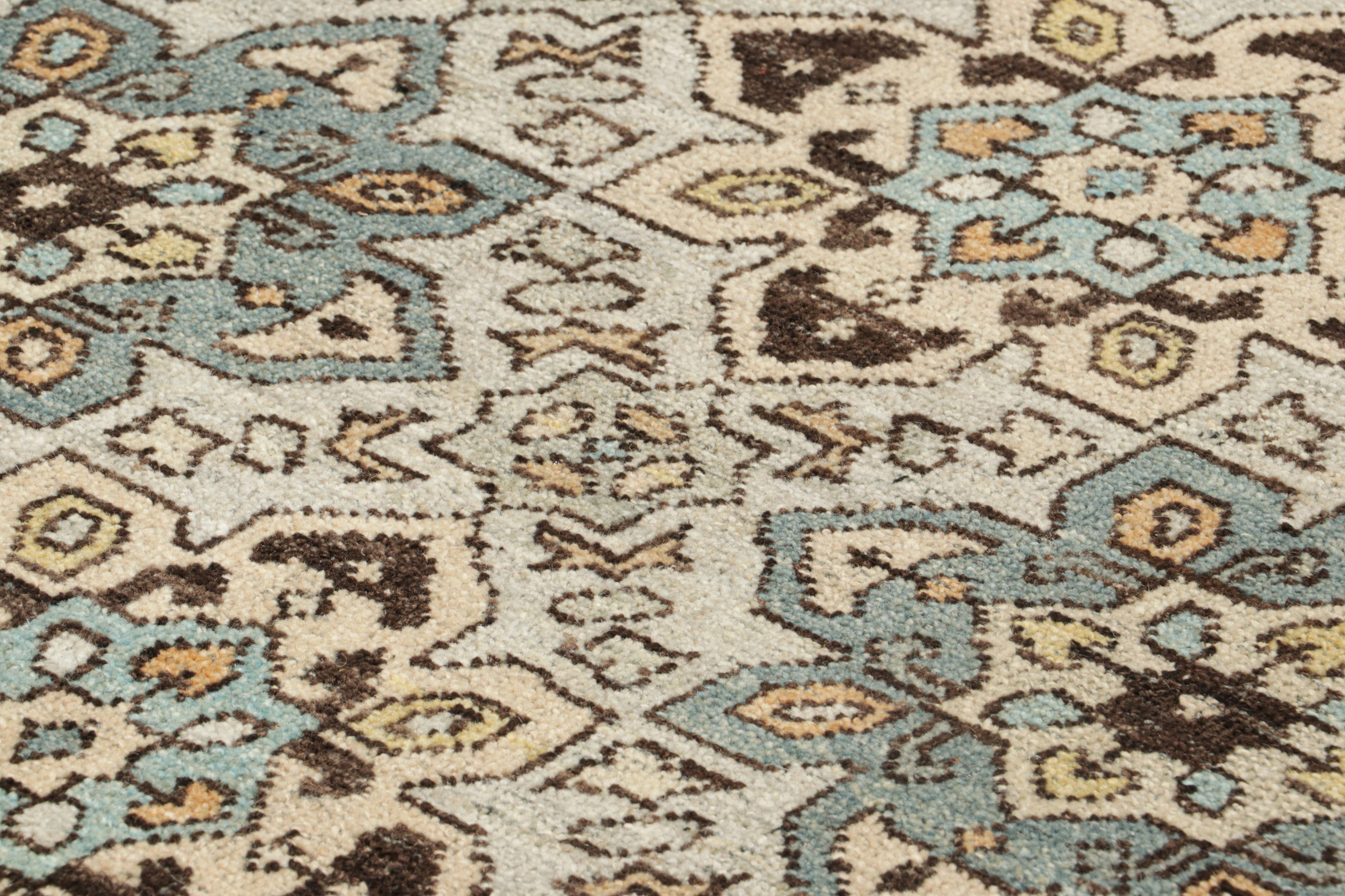 Dieser 3x4-Teppich repräsentiert die klassische Burano Collection'S von Rug & Kilim und ist von kaukasischen Stickereien aus dem 18. Jahrhundert inspiriert. 

Über das Design: 

Diese Fotos zeigen einen kürzlich verkauften 3x4 Teppich in diesem