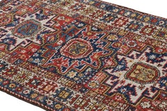 Rug & Kilim è un tappeto in stile caucasico in rosso e blu con medaglioni a stella Lesghi