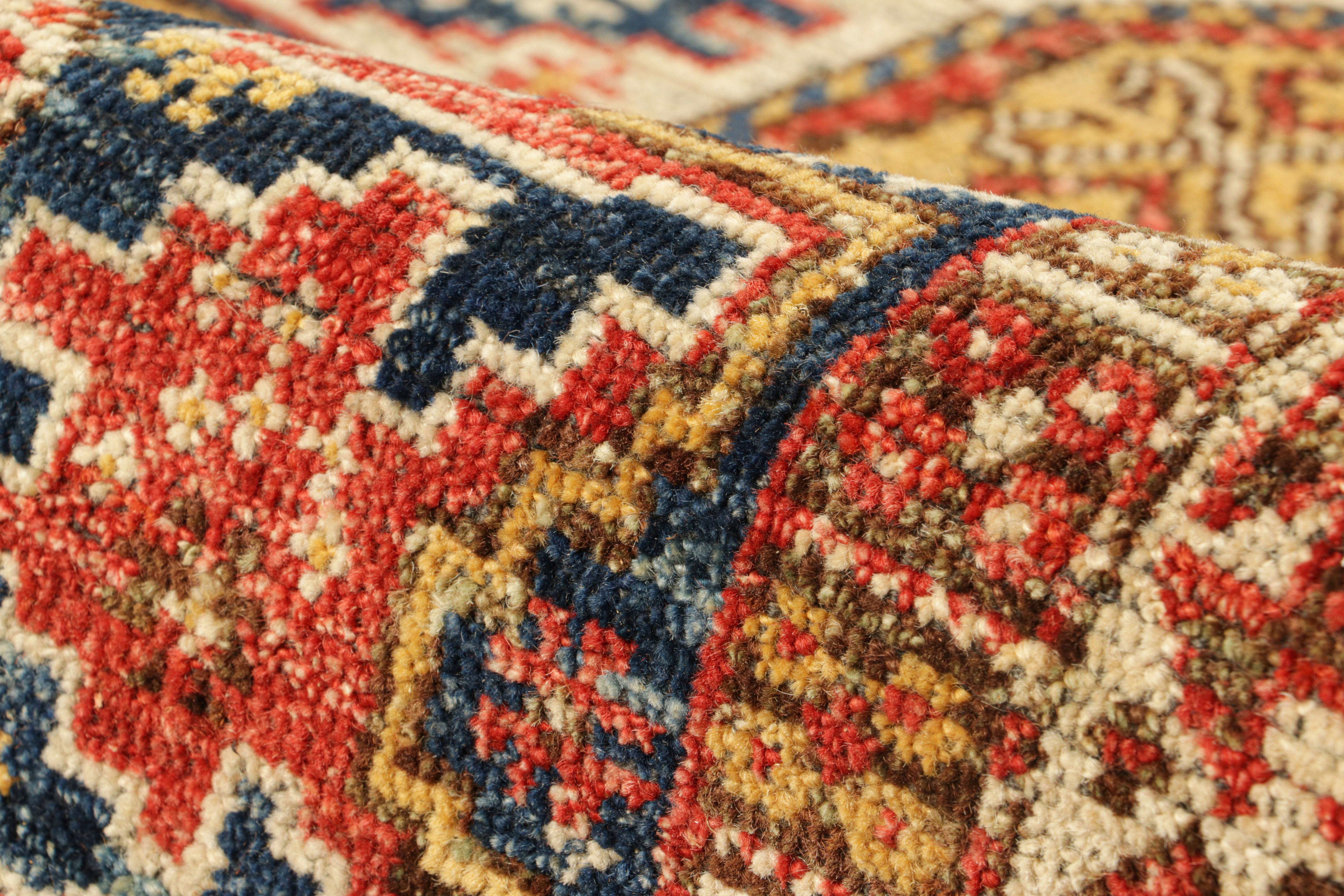 Tappeto in stile caucasico Rug & Kilim in rosso con medaglioni a stella Lesghi in vendita 1