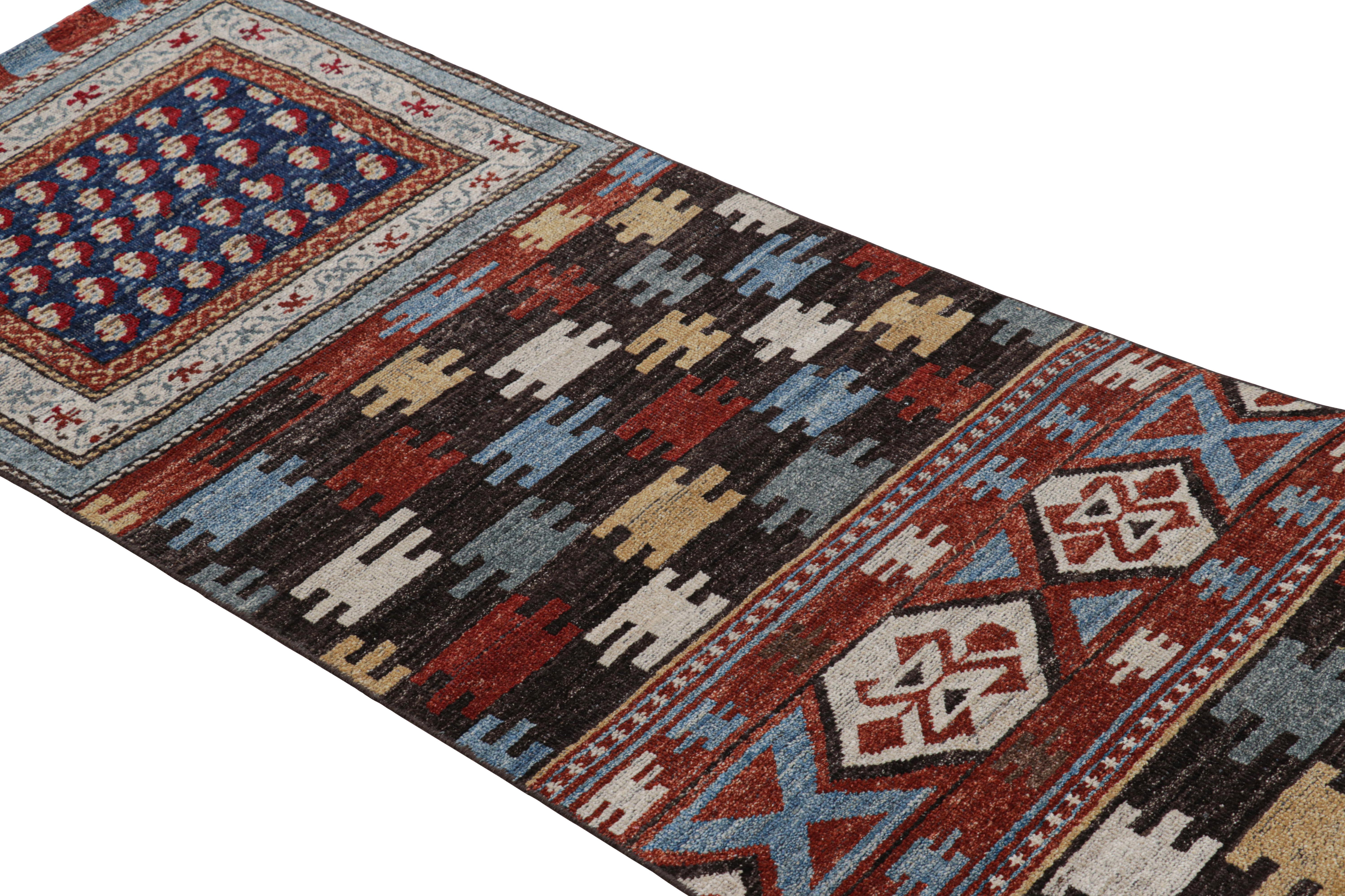 Dieser handgeknüpfte Teppich aus einer speziellen Ghazni-Wollmischung in der Größe 2x11 ist eine kühne Neuheit in der klassischen Burano Collection'S von Rug & Kilim - eine luxuriöse Neuentdeckung wichtiger Klassiker und historischer Stücke. 

Über