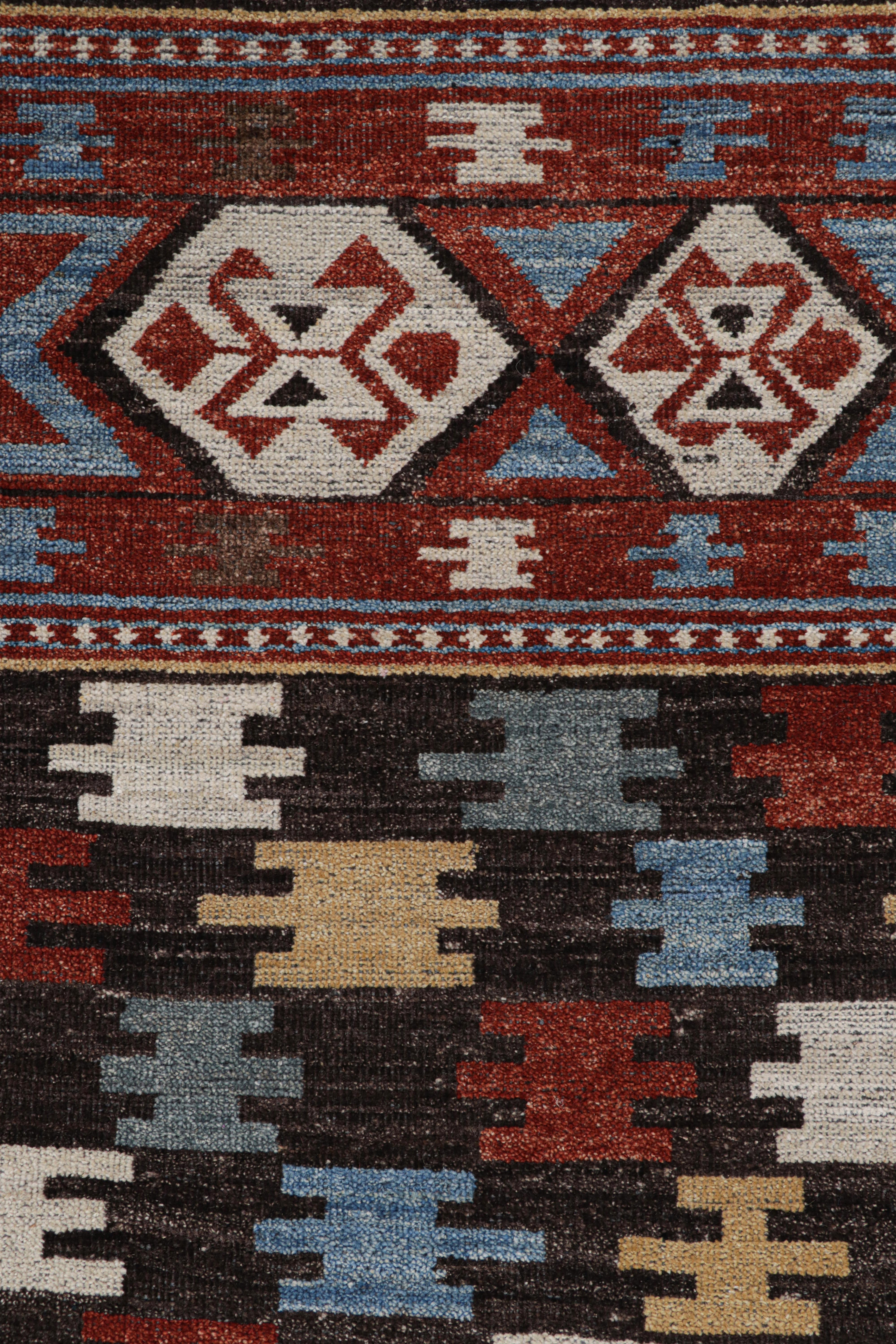 Rug & Kilims Läufer im kaukasischen Stil mit polychromen geometrischen Mustern (Stammeskunst) im Angebot