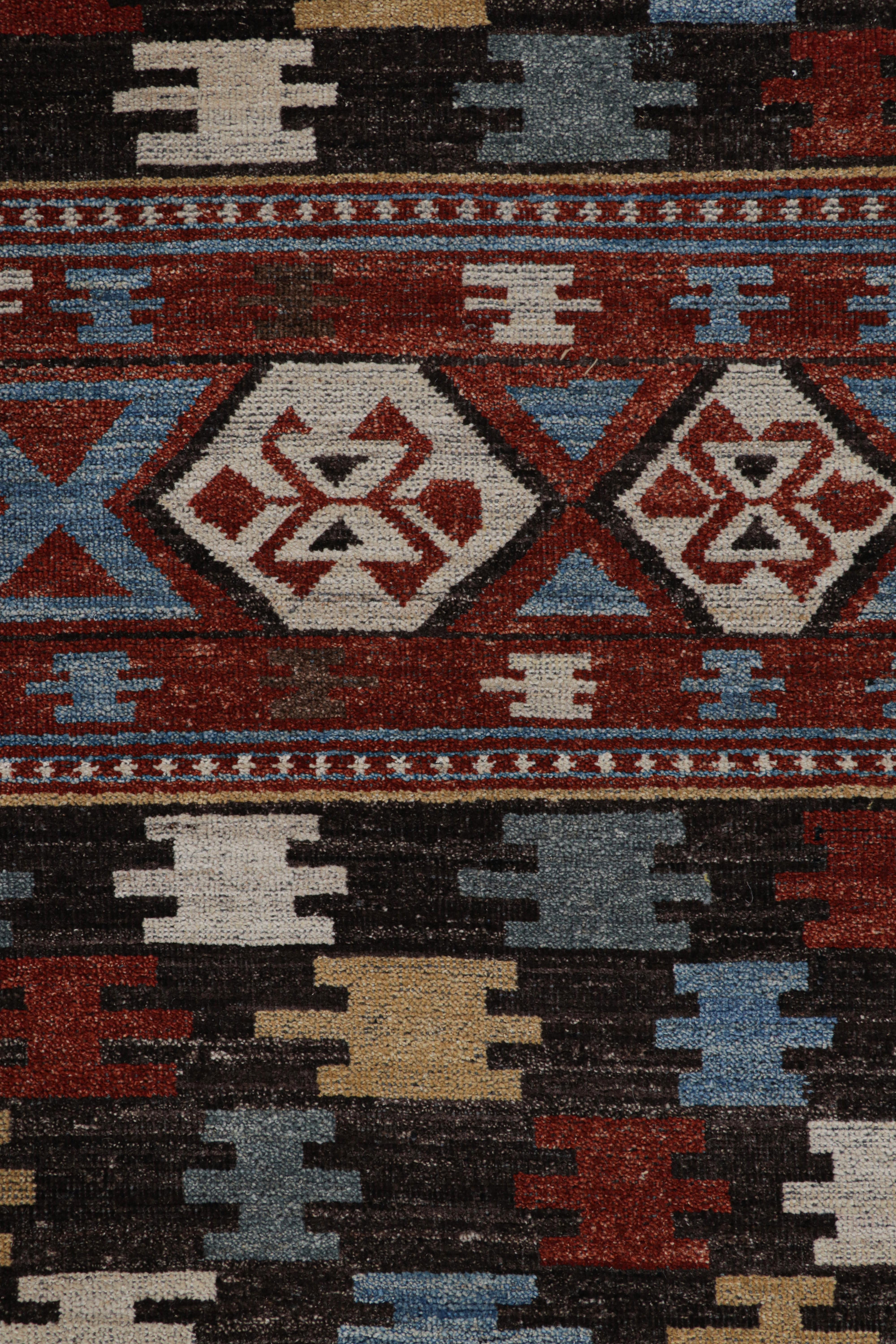 Rug & Kilims Läufer im kaukasischen Stil mit polychromen geometrischen Mustern (Stammeskunst) im Angebot
