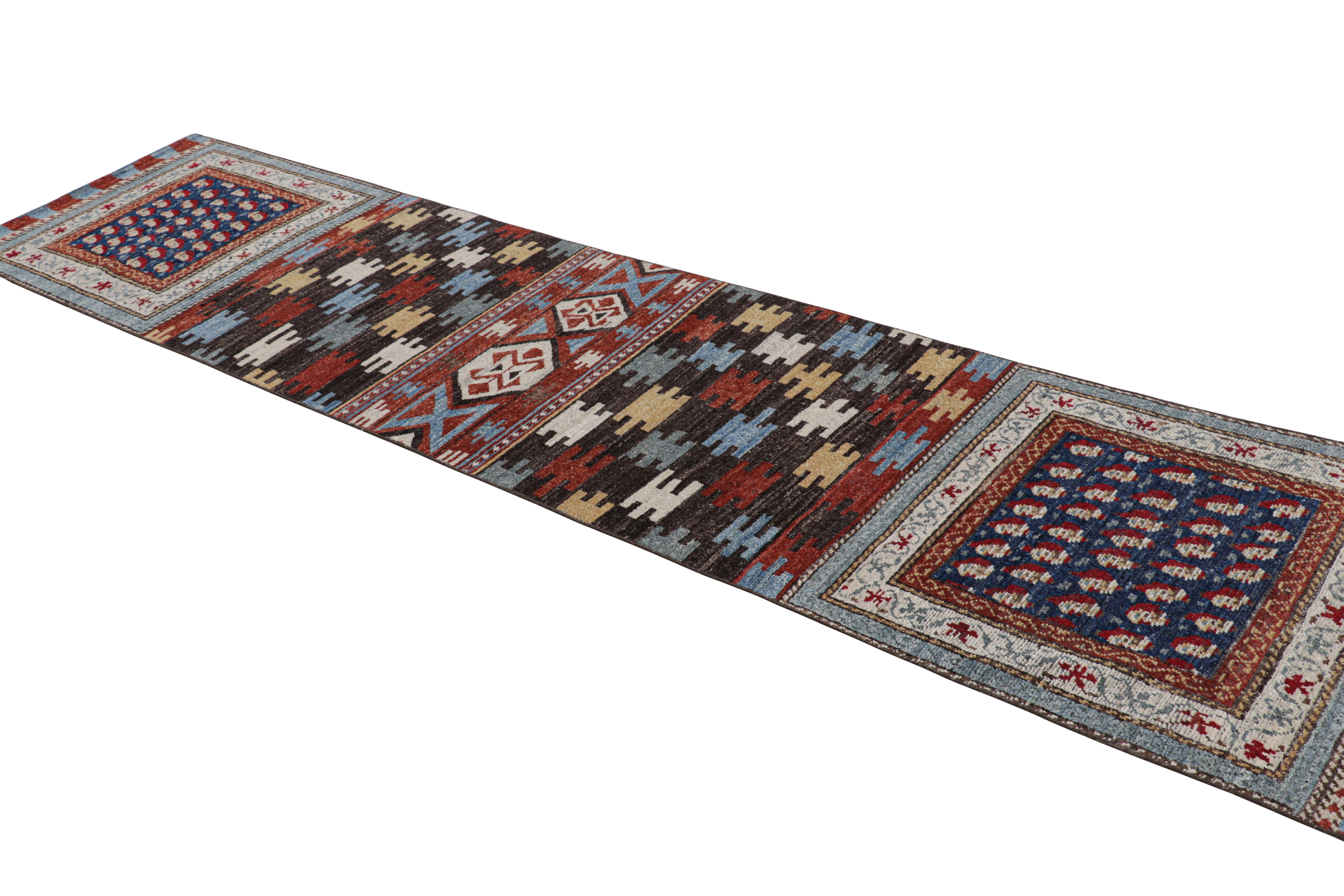 Annodato a mano Tappeto Runner in stile caucasico con motivi geometrici policromatici di Rug & Kilim in vendita