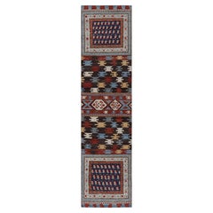 Tappeto Runner in stile caucasico con motivi geometrici policromatici di Rug & Kilim