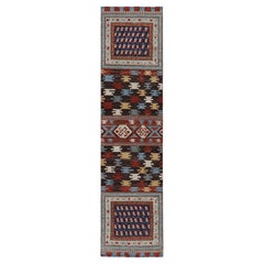 Alfombra de calle de estilo caucásico con motivos geométricos policromáticos de Rug & Kilim