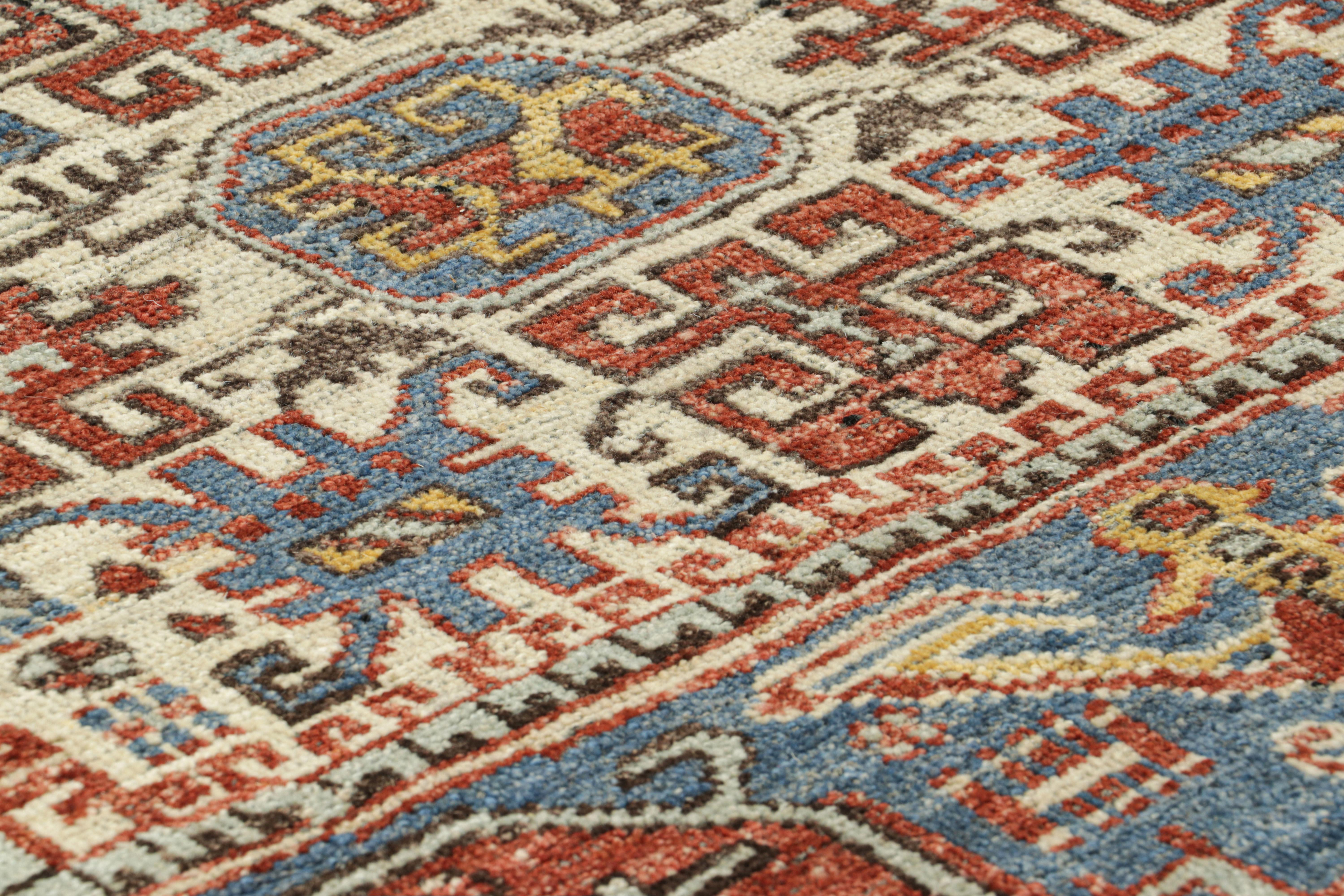 Noué à la main dans un mélange spécial de laine de Ghazni, ce tapis carré de 4 x 4 est un nouvel ajout à la collection classique et personnalisée Burano de Rug & Kilim, dont le design s'inspire des tapis et textiles anciens du Caucase.

Sur le