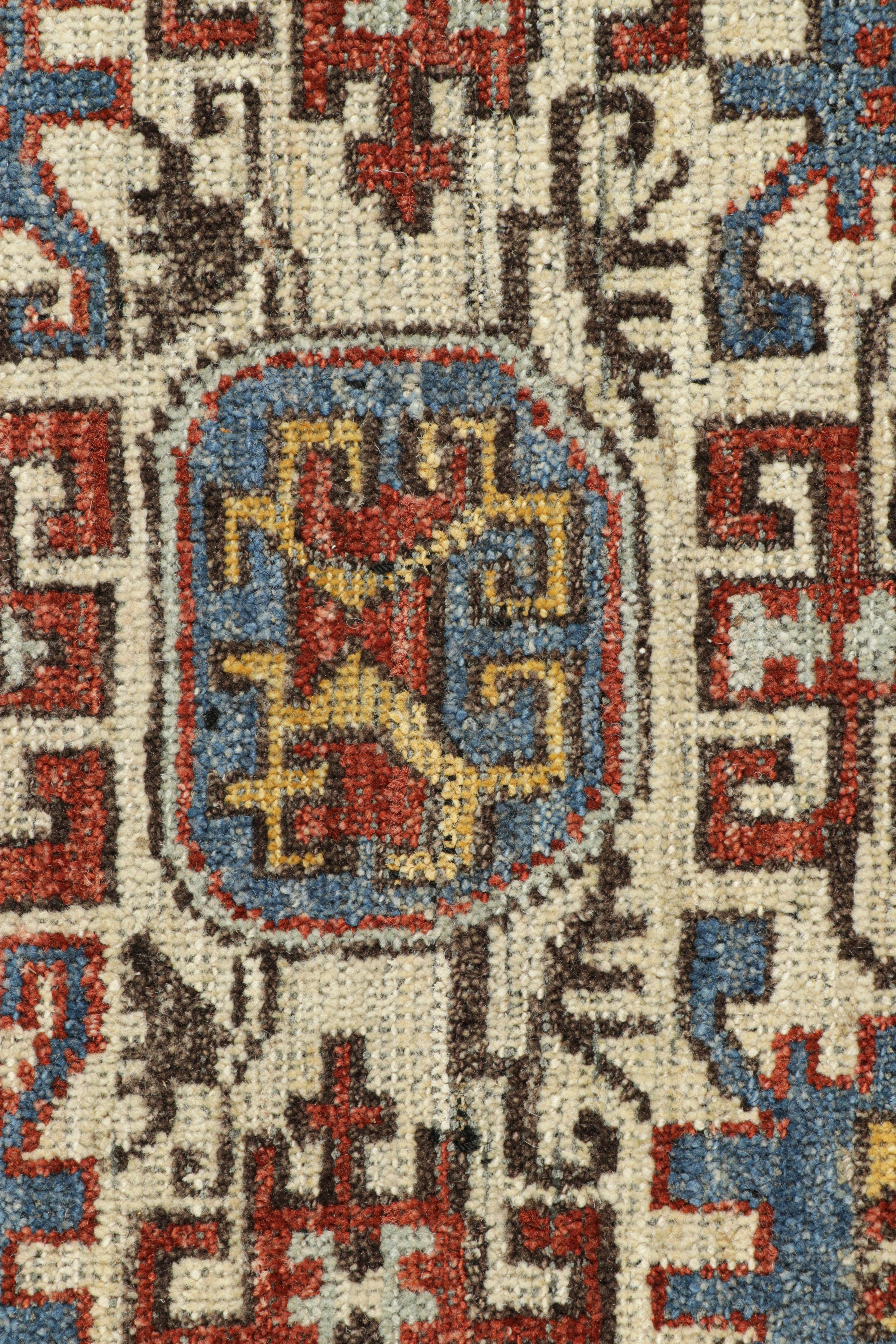 Indiano Tappeto quadrato in stile caucasico Rug & Kilim in blu con medaglioni geometrici in vendita