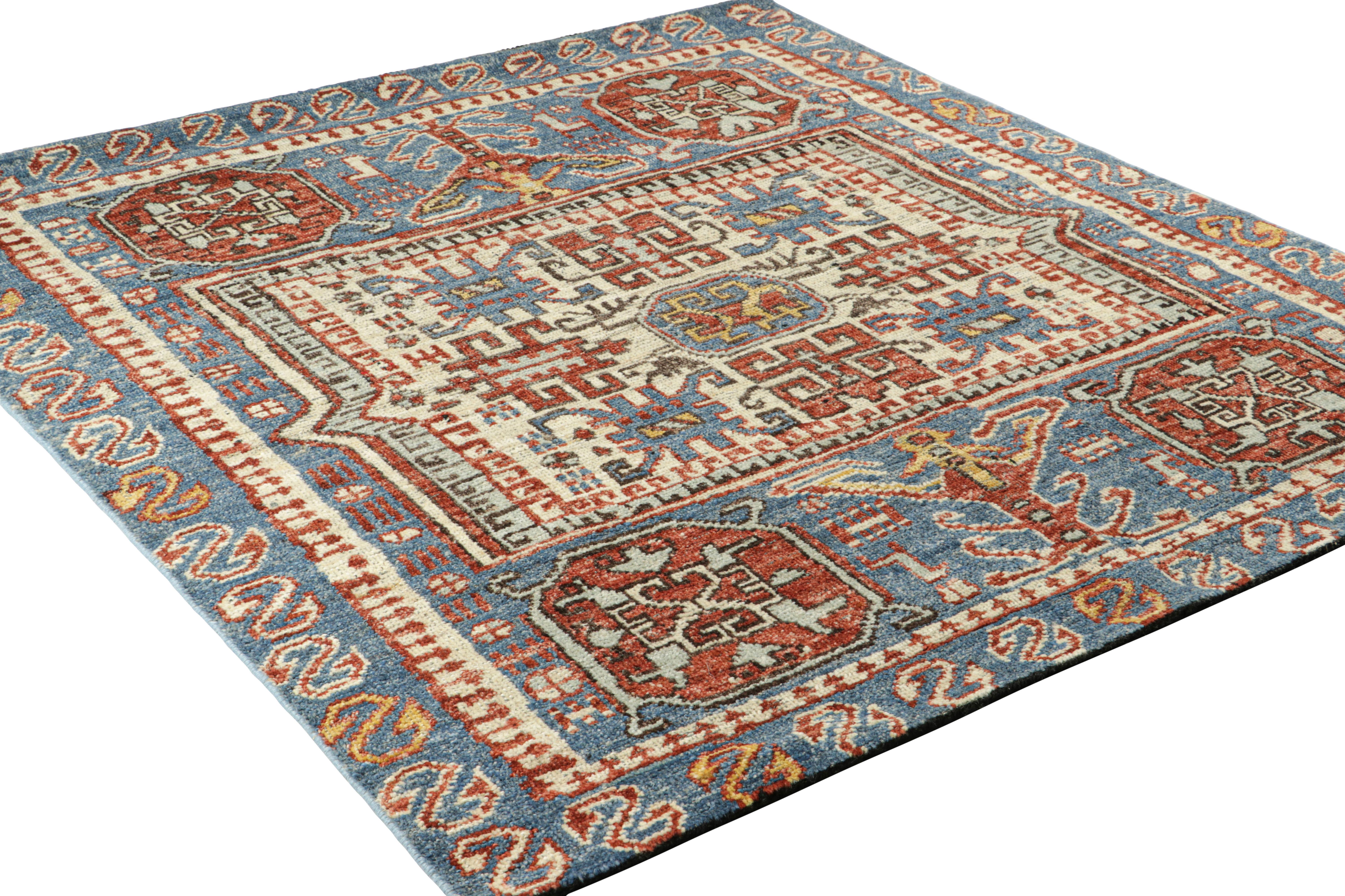 Noué à la main Rug & Kilim's Tapis carré de style caucasien en bleu avec médaillons géométriques en vente