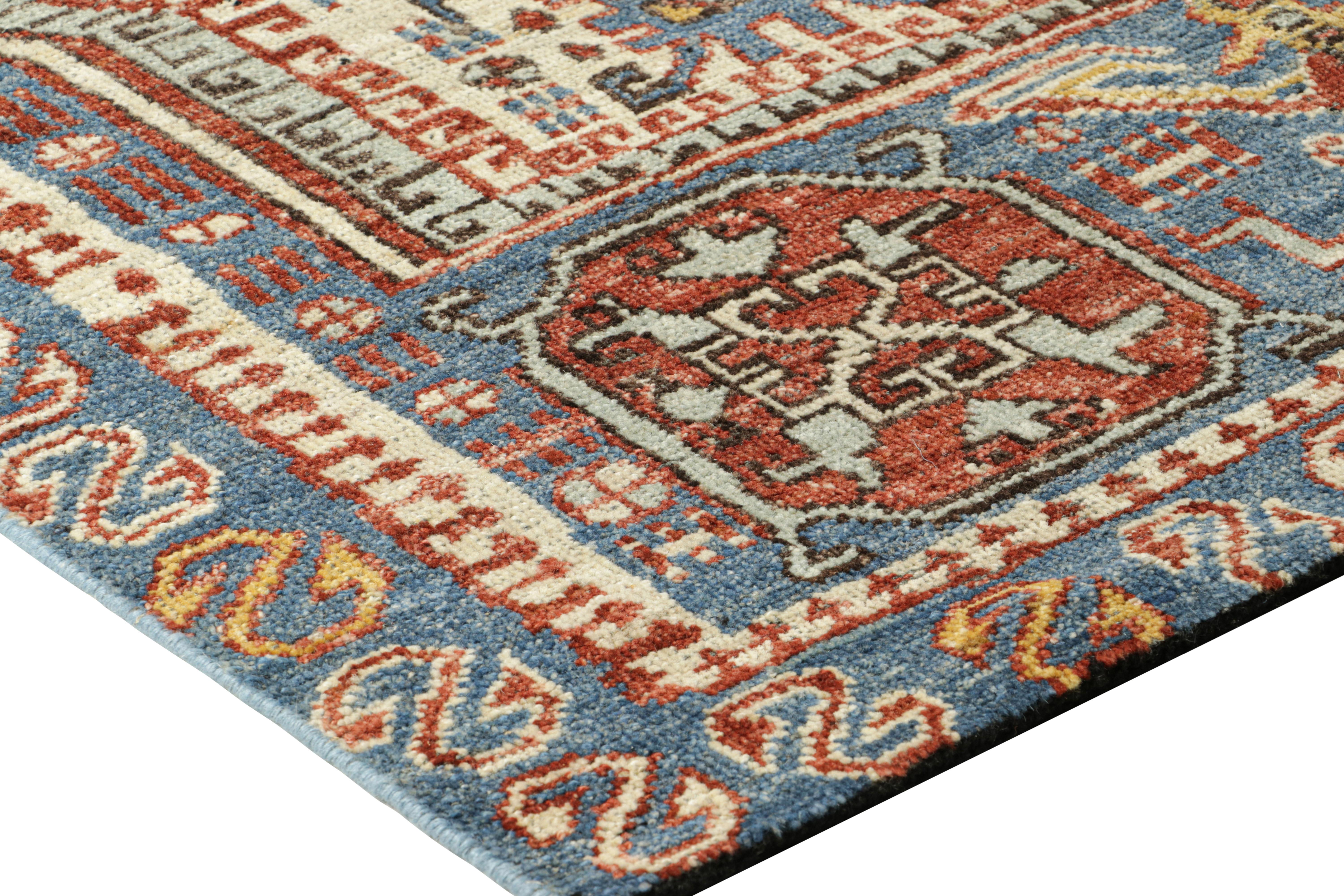 XXIe siècle et contemporain Rug & Kilim's Tapis carré de style caucasien en bleu avec médaillons géométriques en vente