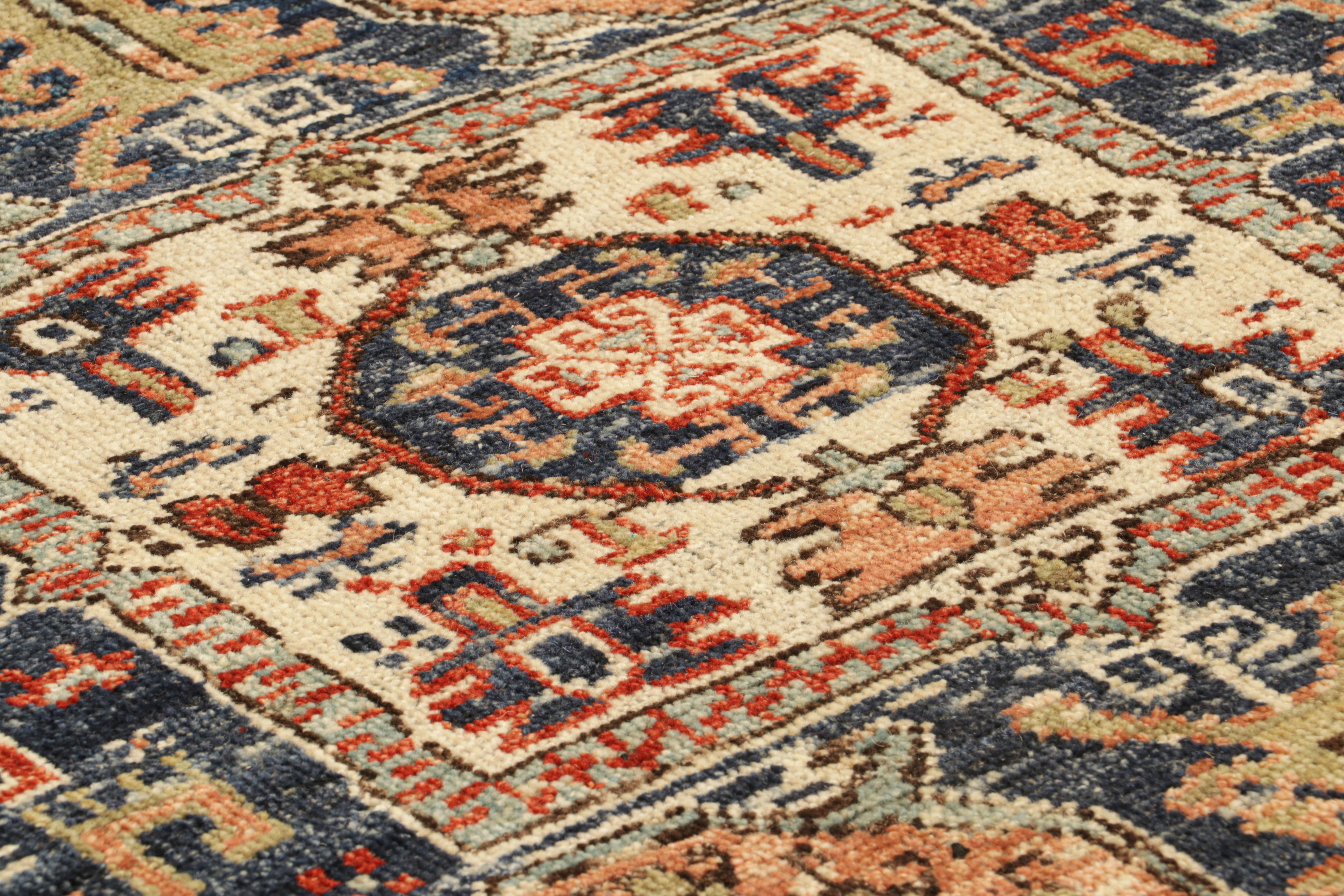 Annodato a mano in una speciale miscela di lana di Ghazni, questo tappeto quadrato 3x3 è una nuova ed entusiasmante aggiunta ai classici personalizzati della Rug & Kilim's Burano Collection, ispirata agli antichi tappeti tribali caucasici, ai kilim
