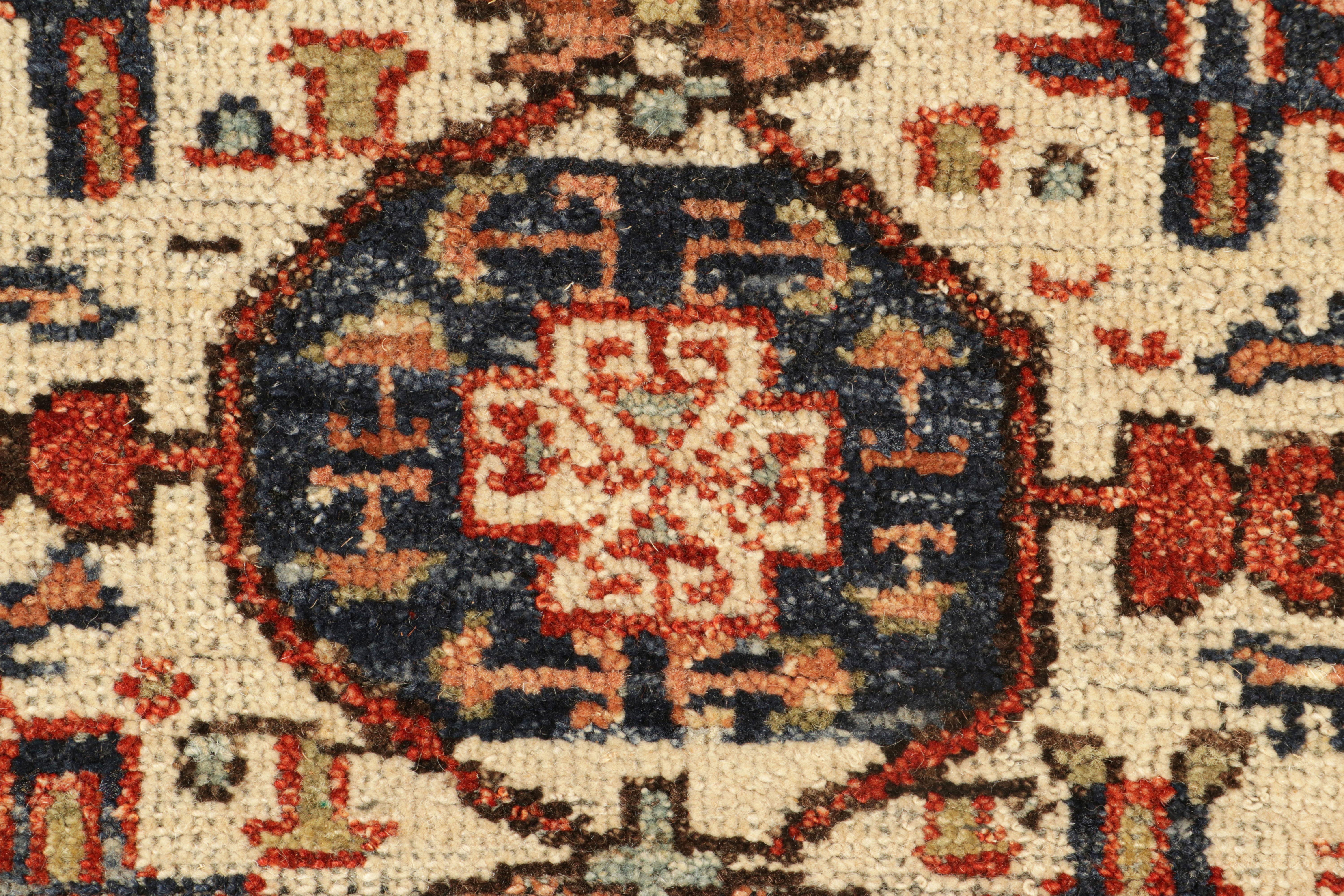 Indiano Rug & Kilim è un tappeto quadrato in stile caucasico con motivi geometrici e figure in vendita