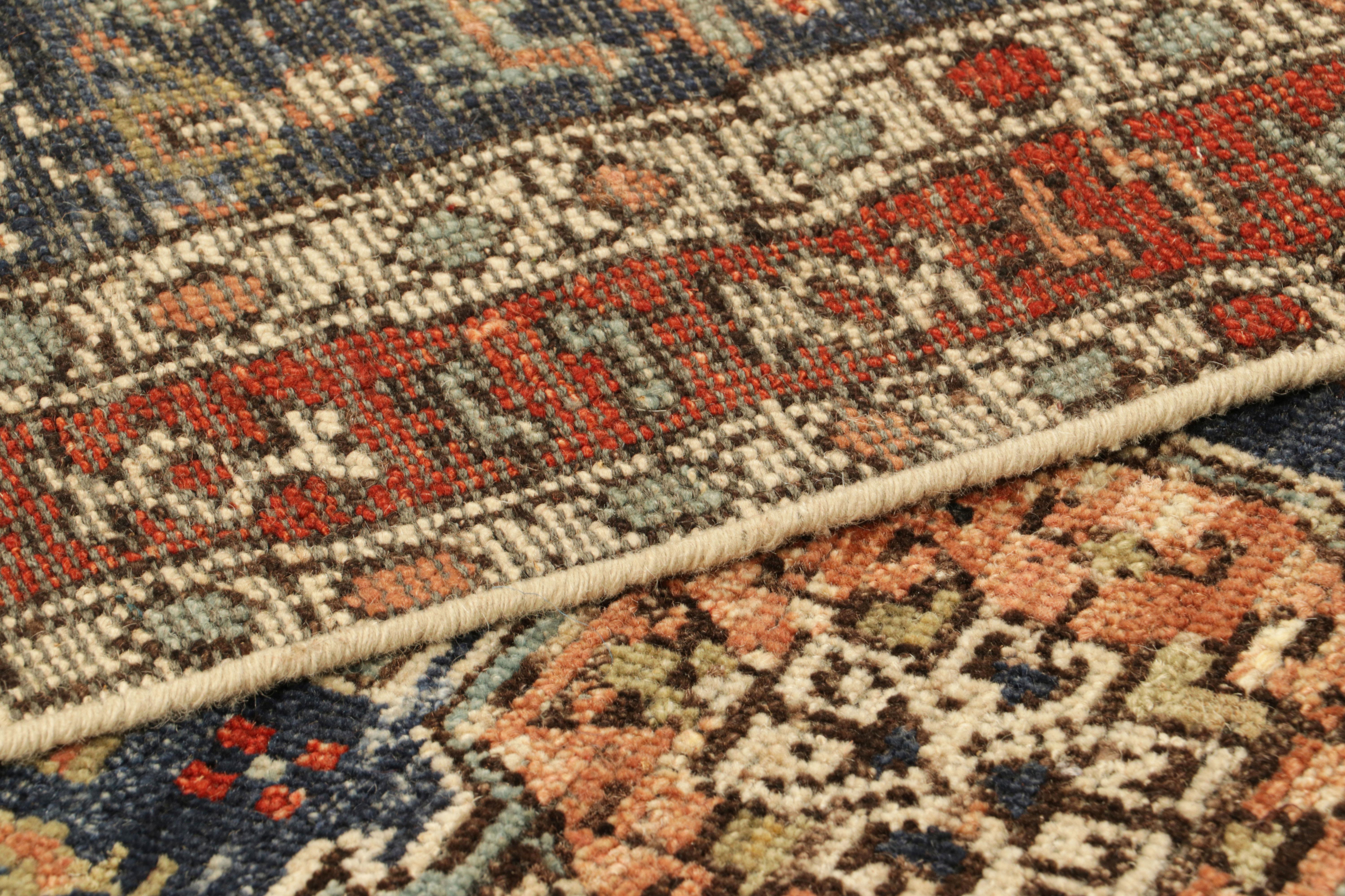 Lana Rug & Kilim è un tappeto quadrato in stile caucasico con motivi geometrici e figure in vendita