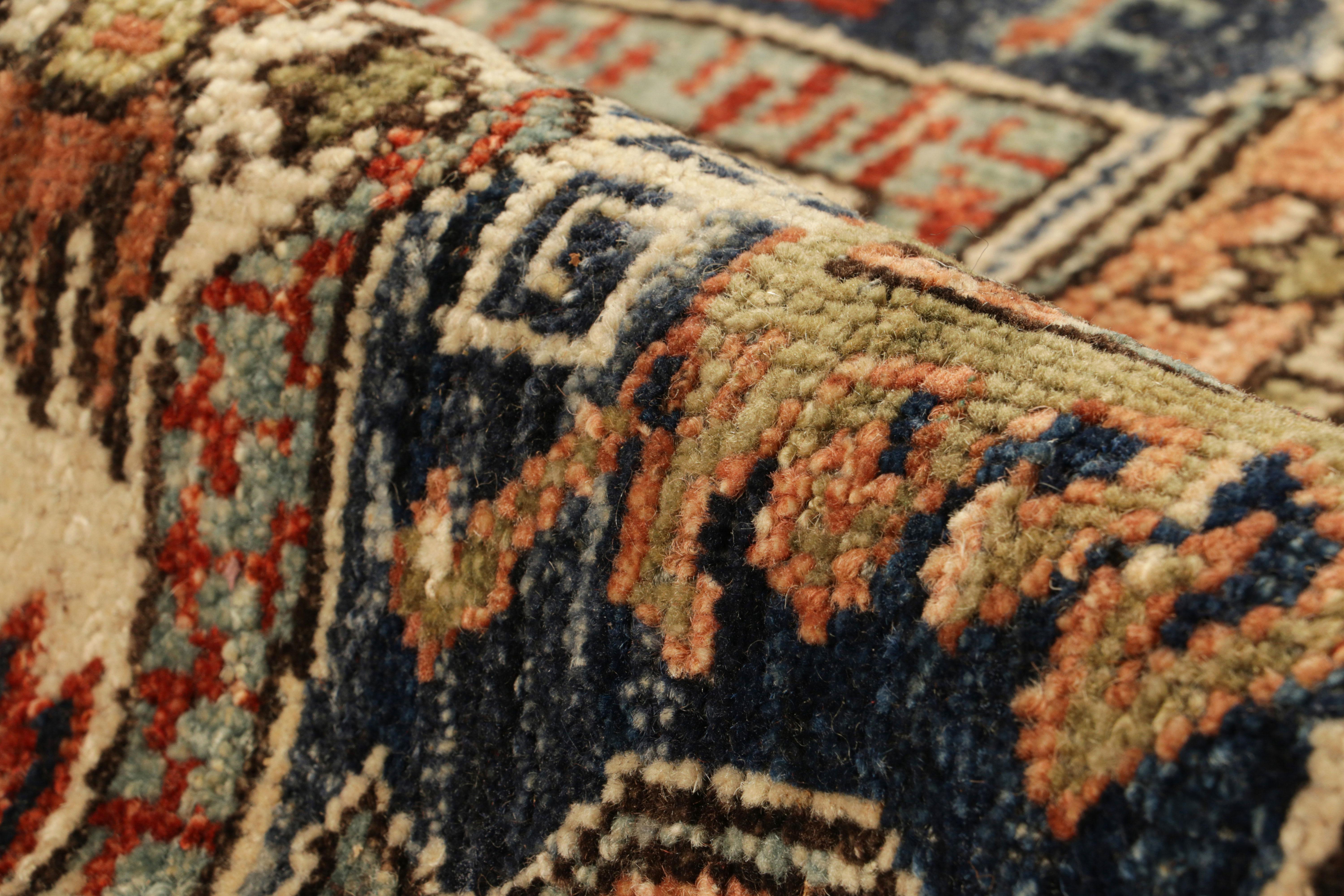 Rug & Kilim è un tappeto quadrato in stile caucasico con motivi geometrici e figure in vendita 1