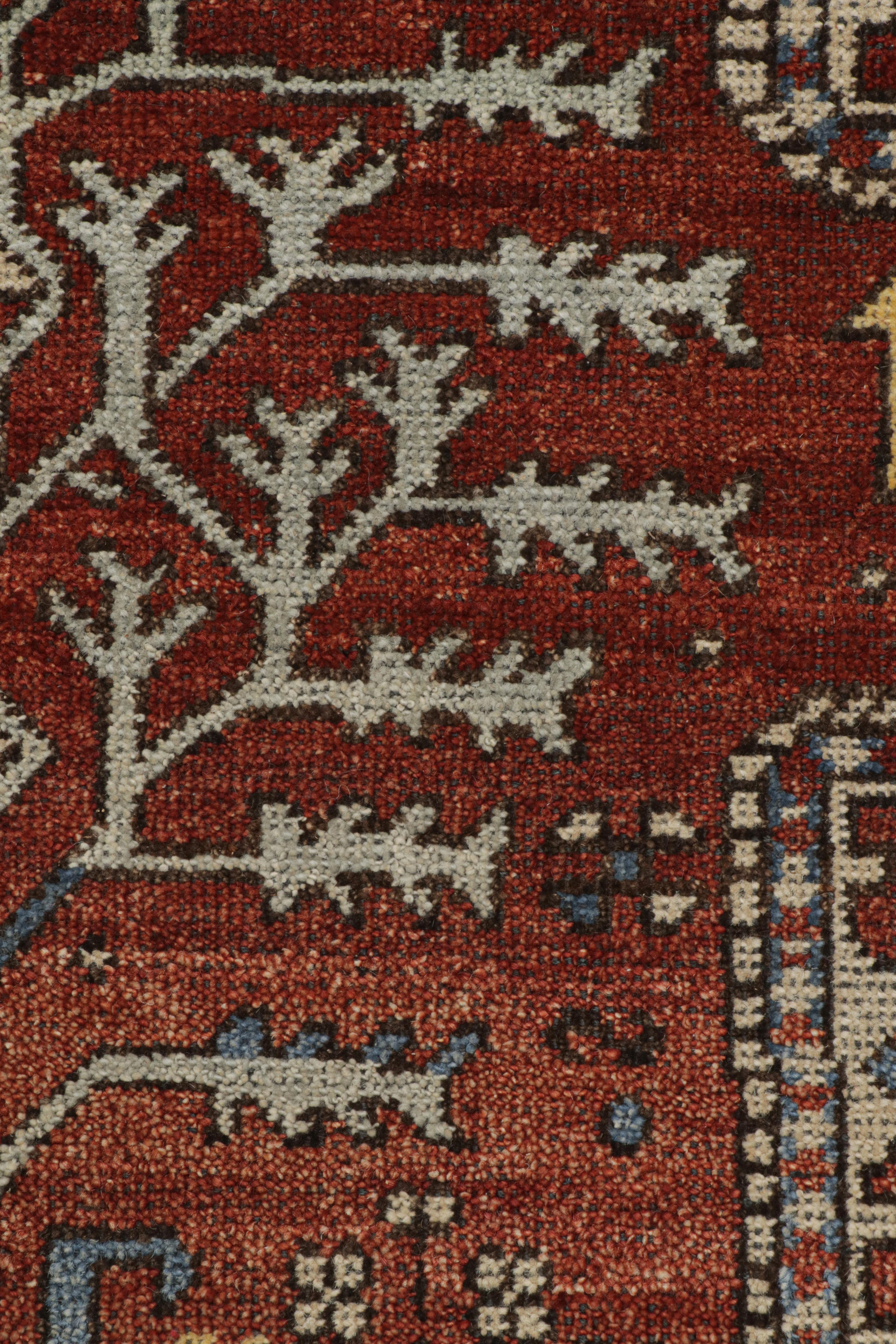 Indiano Rug & Kilim è un tappeto tribale caucasico di colore rosso con immagini di cammelli. in vendita