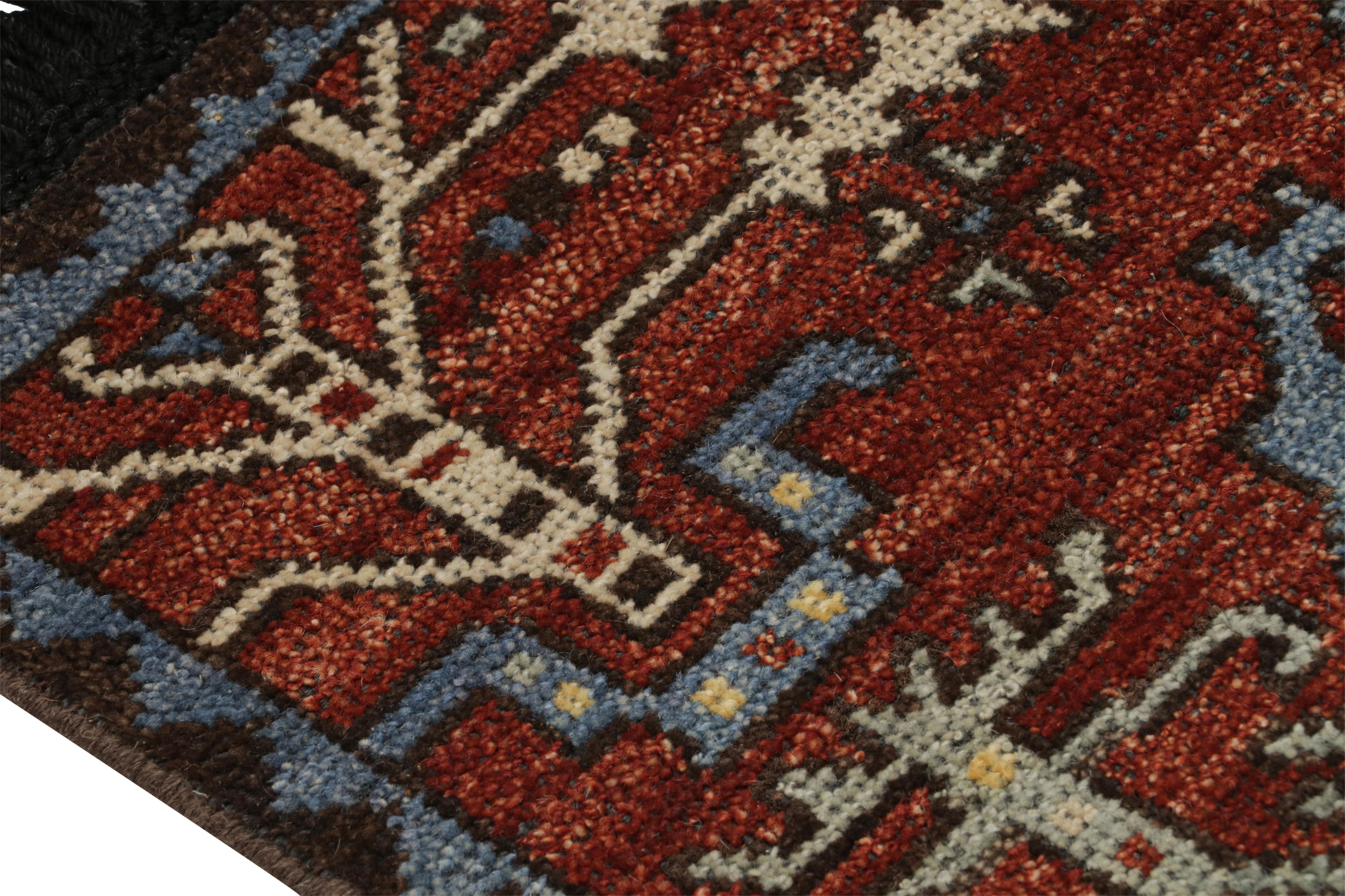 Annodato a mano Rug & Kilim è un tappeto tribale caucasico di colore rosso con immagini di cammelli. in vendita