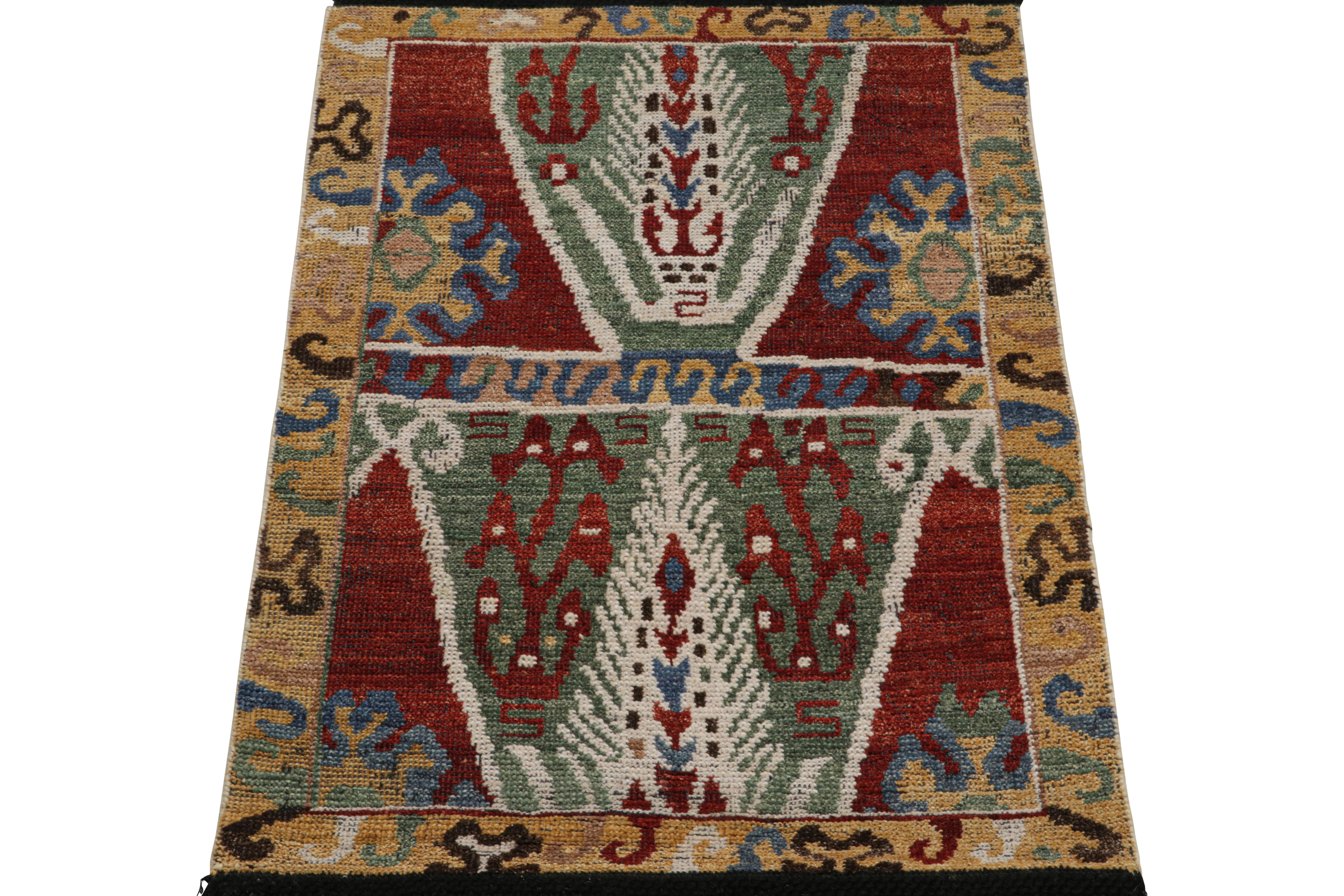 Rug & Kilim's kaukasischer Stammesteppich in Rot mit geometrischen Mustern (Moderne) im Angebot
