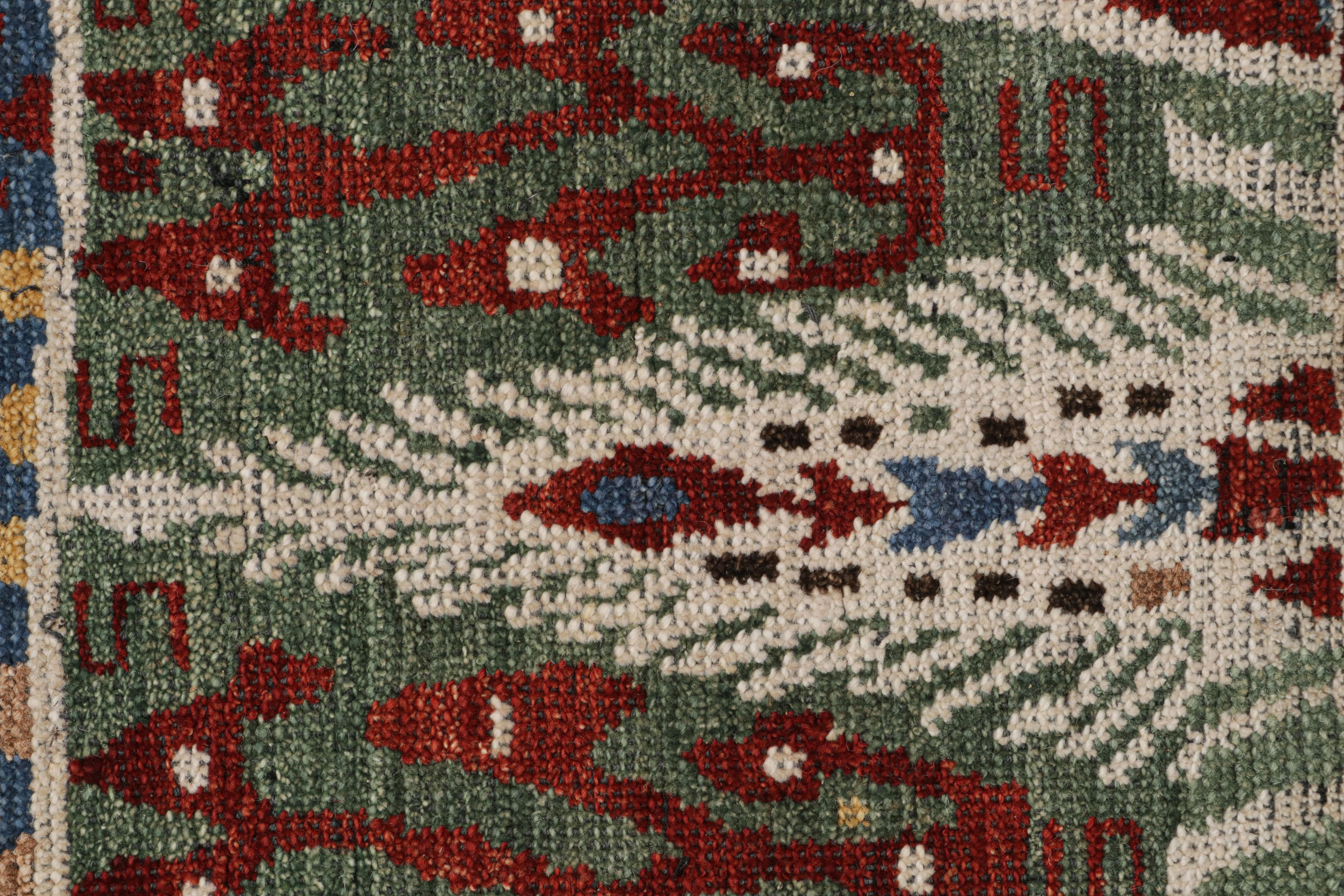 Rug & Kilim's kaukasischer Stammesteppich in Rot mit geometrischen Mustern (Indisch) im Angebot