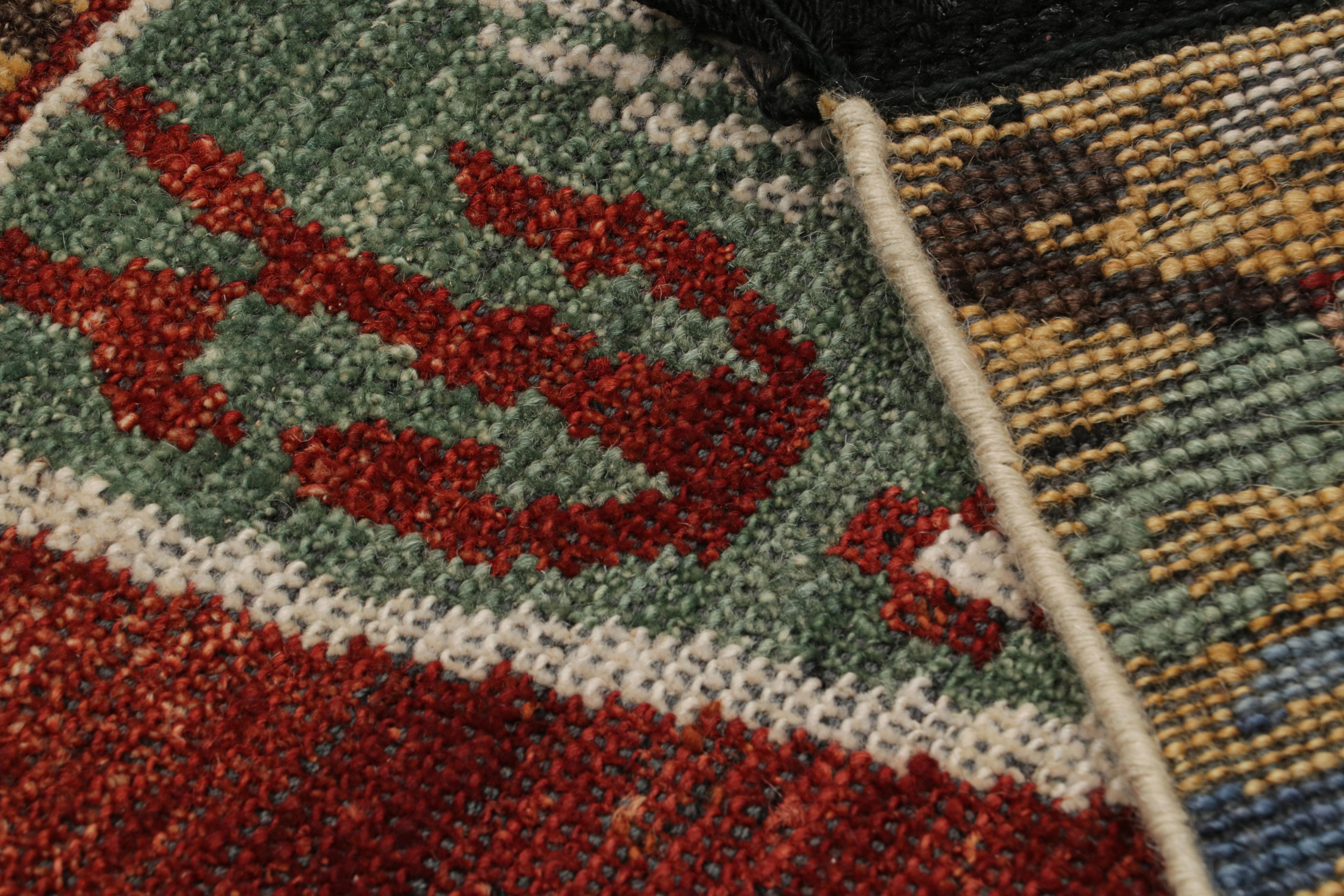 Rug & Kilim's kaukasischer Stammesteppich in Rot mit geometrischen Mustern (21. Jahrhundert und zeitgenössisch) im Angebot